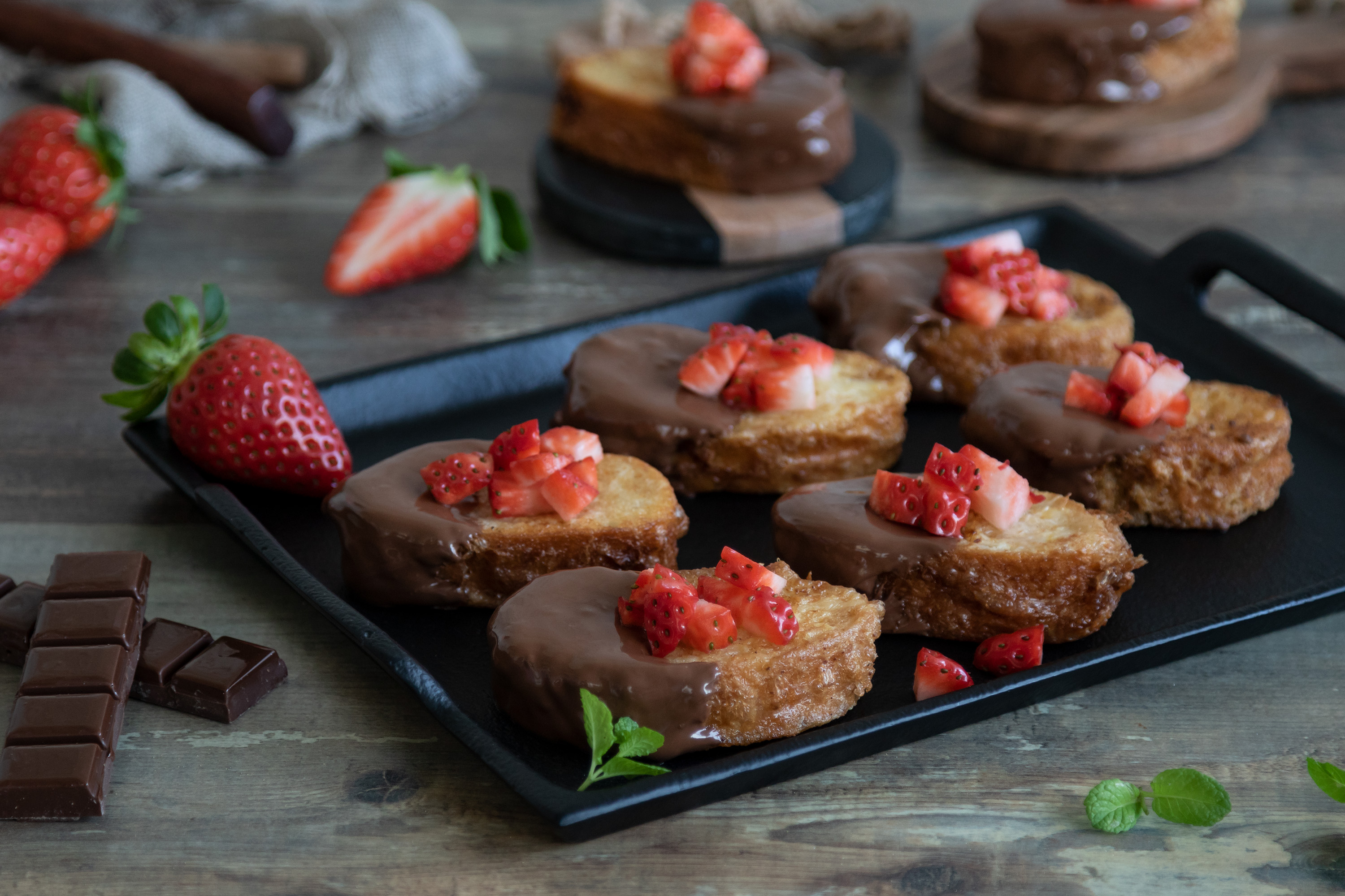 Torrijas con cobertura de chocolate con leche y fresas