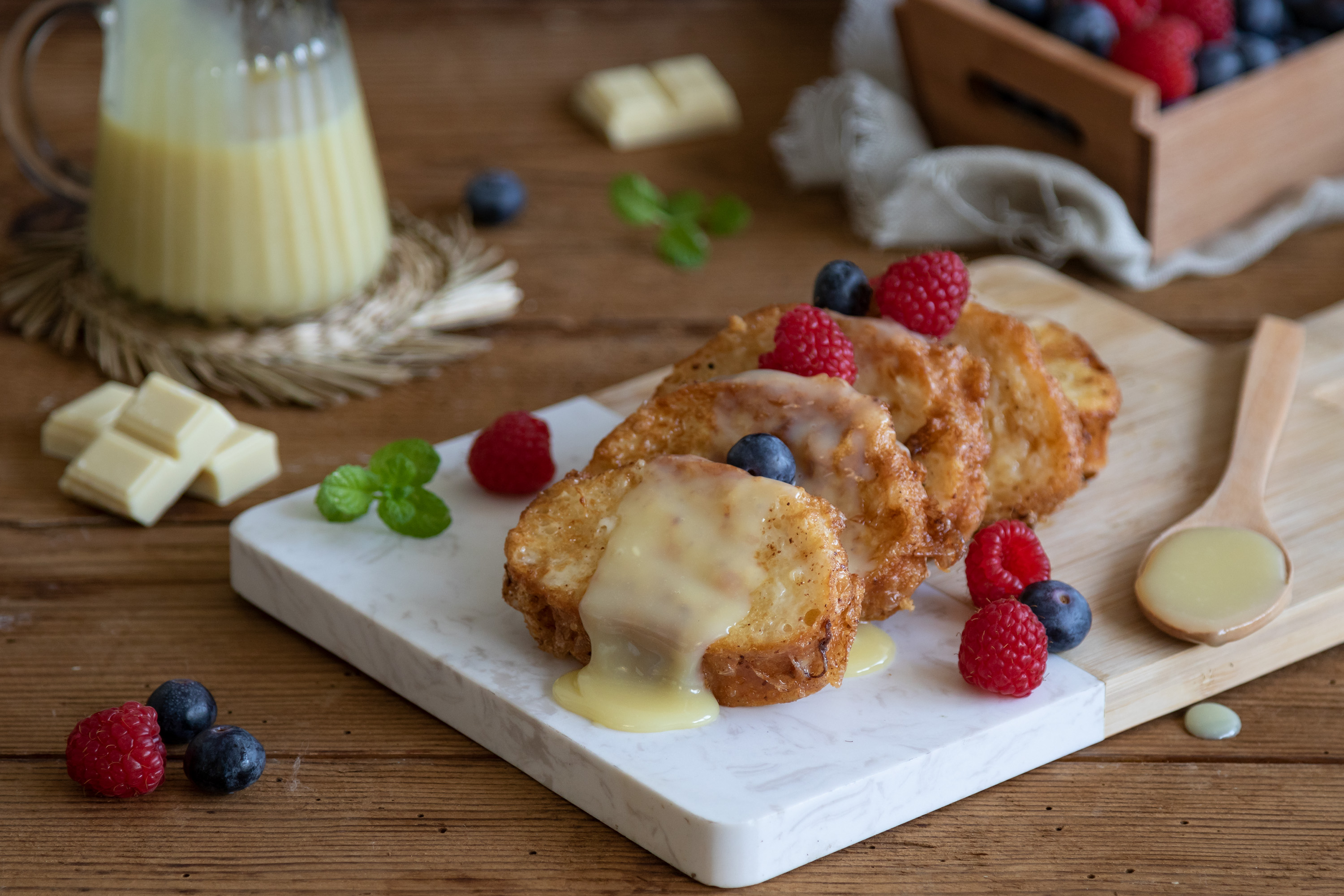 Torrijas con chocolate blanco y frutos rojos