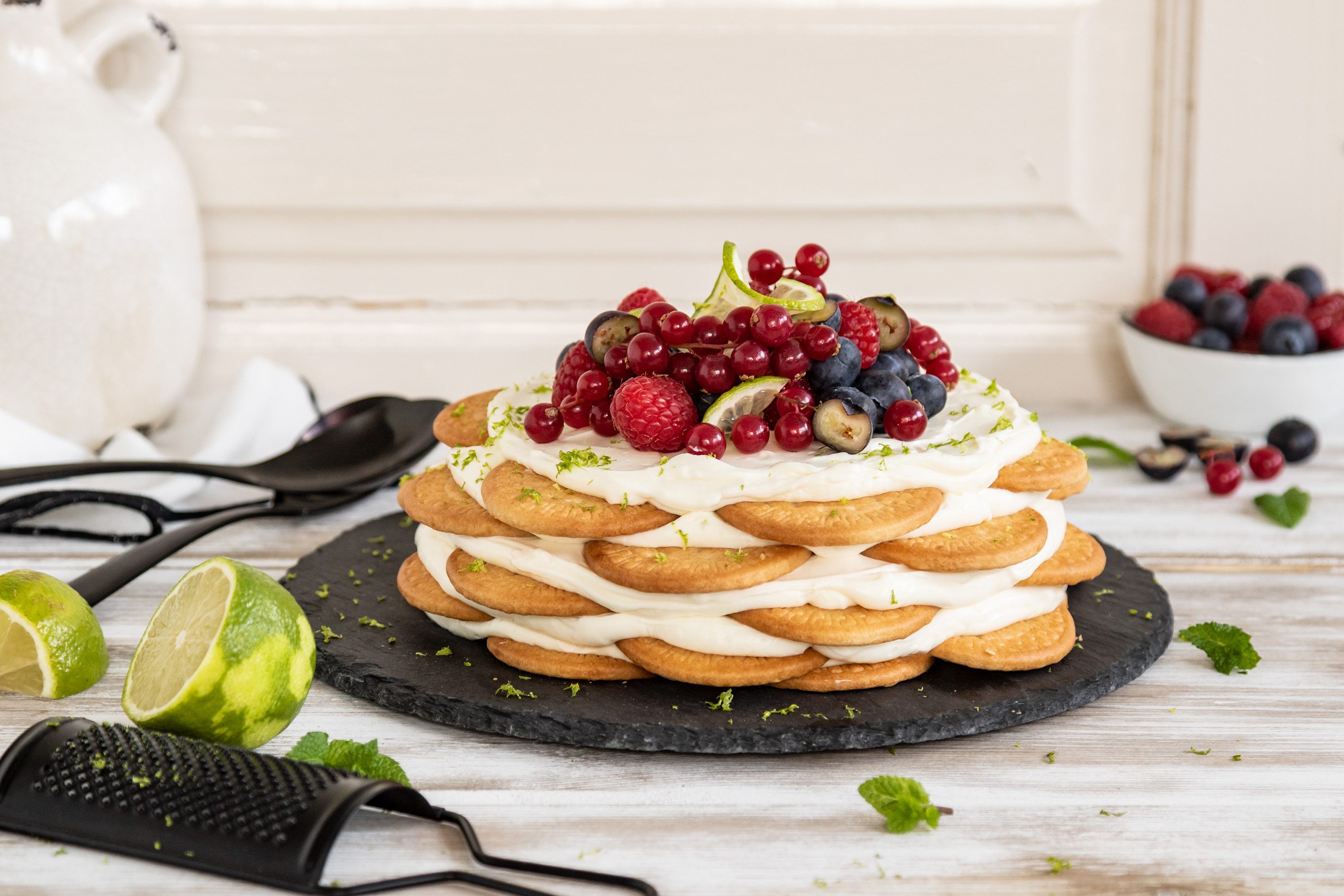 Tarta de leche condensada y galletas con lima y frutos rojos