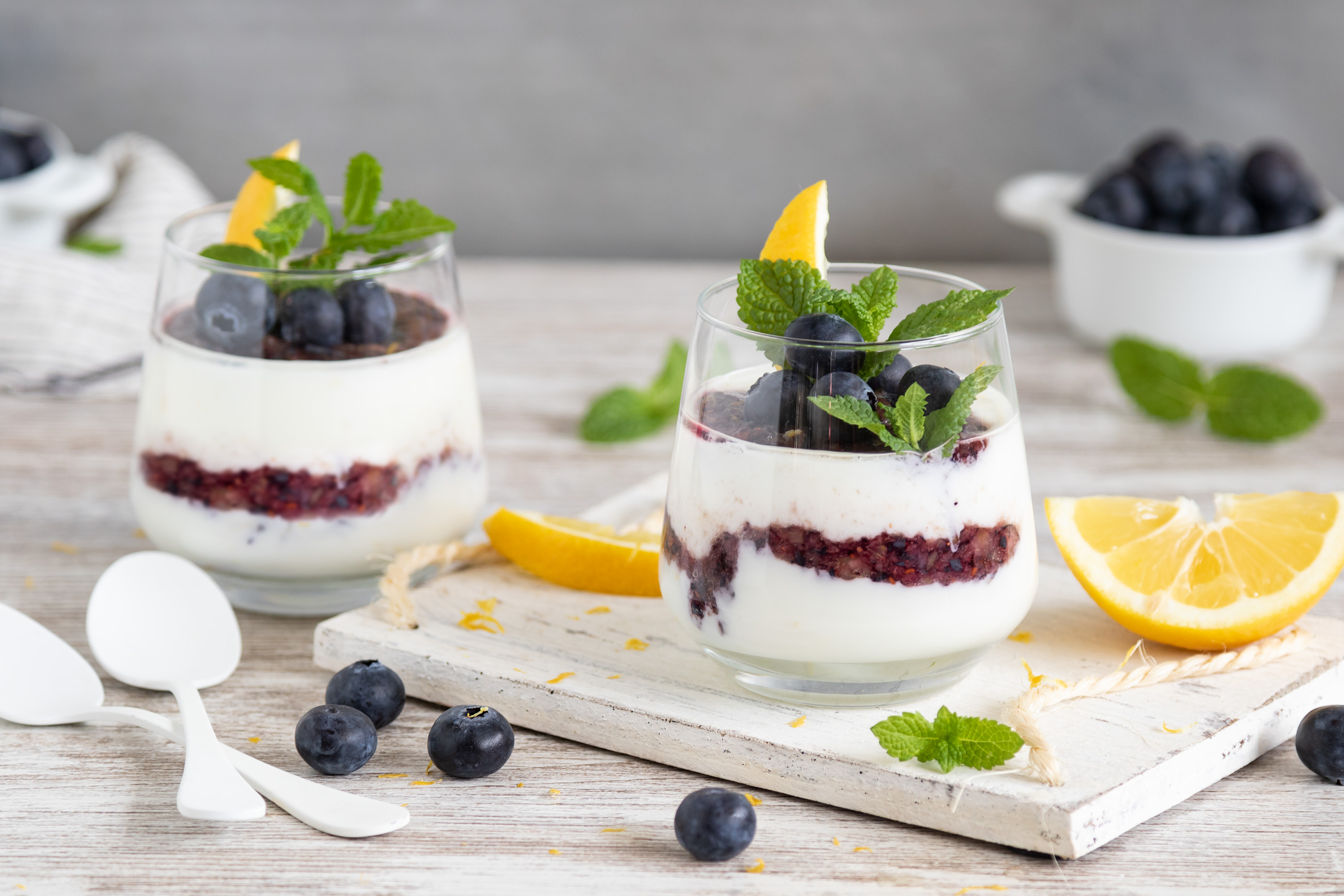 Vasitos de crema de yogur con leche condensada y arándanos