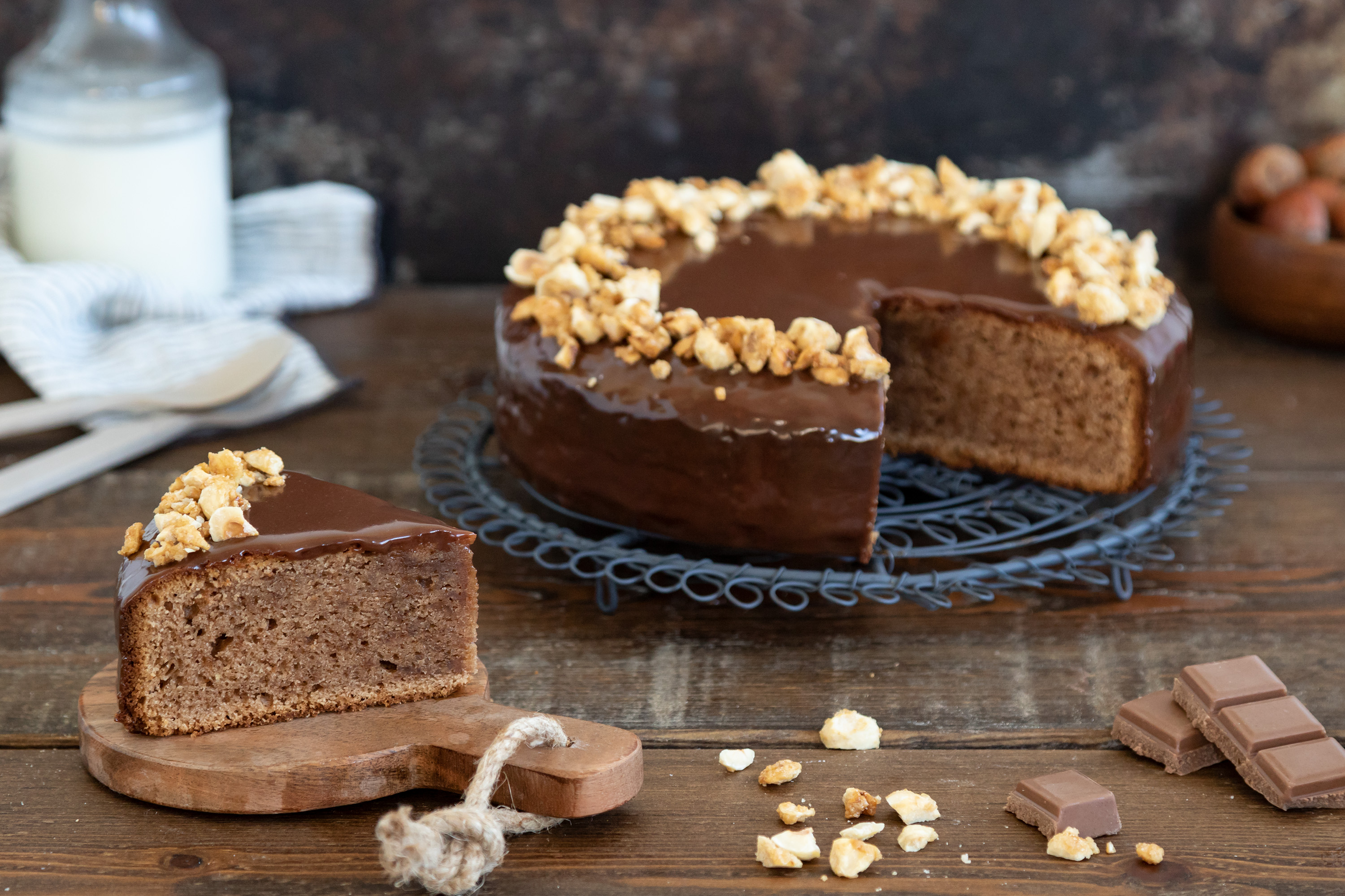Bizcocho con cobertura de chocolate y praliné de avellanas caramelizadas