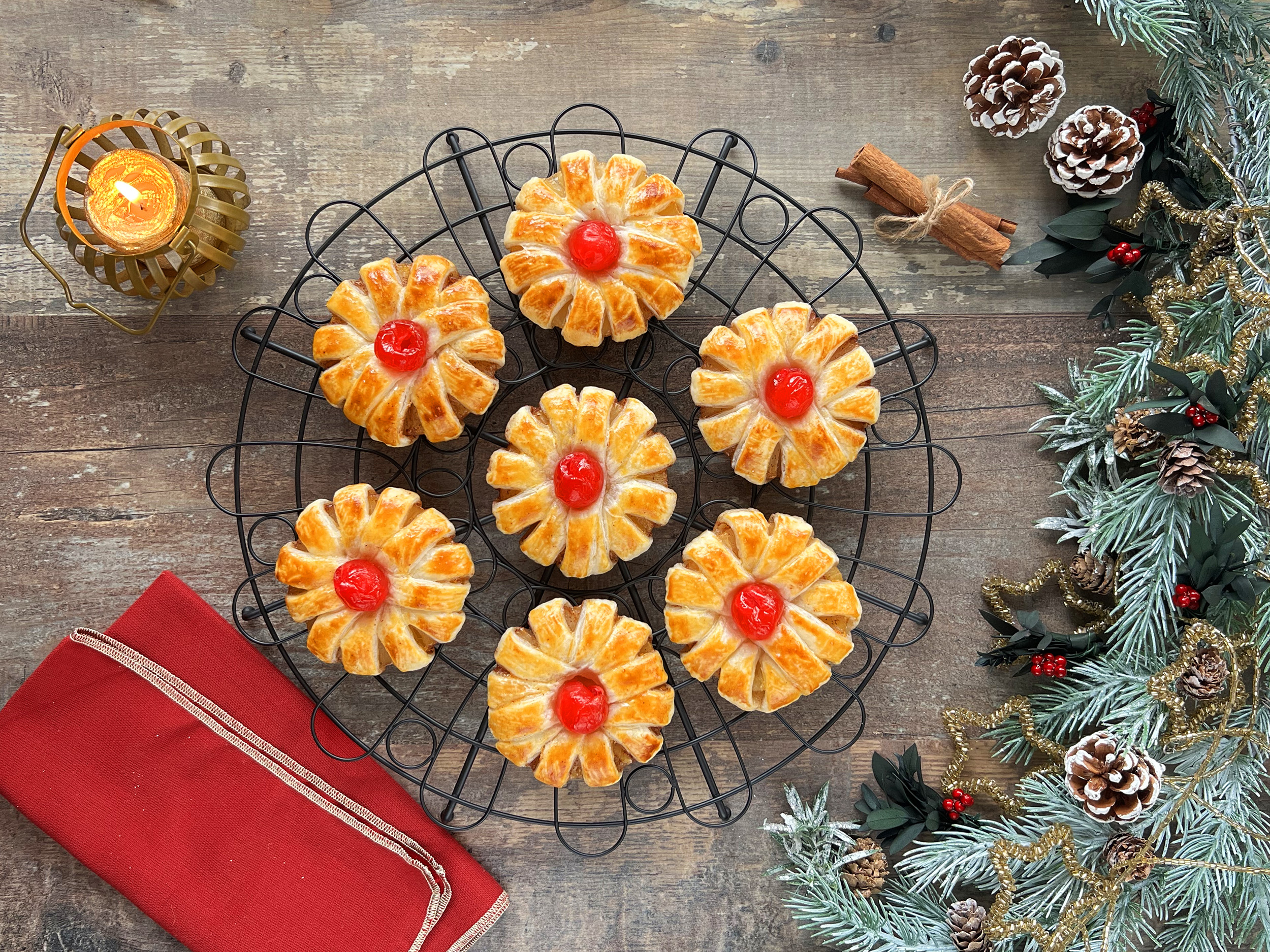 Flores de hojaldre y piña para Navidad