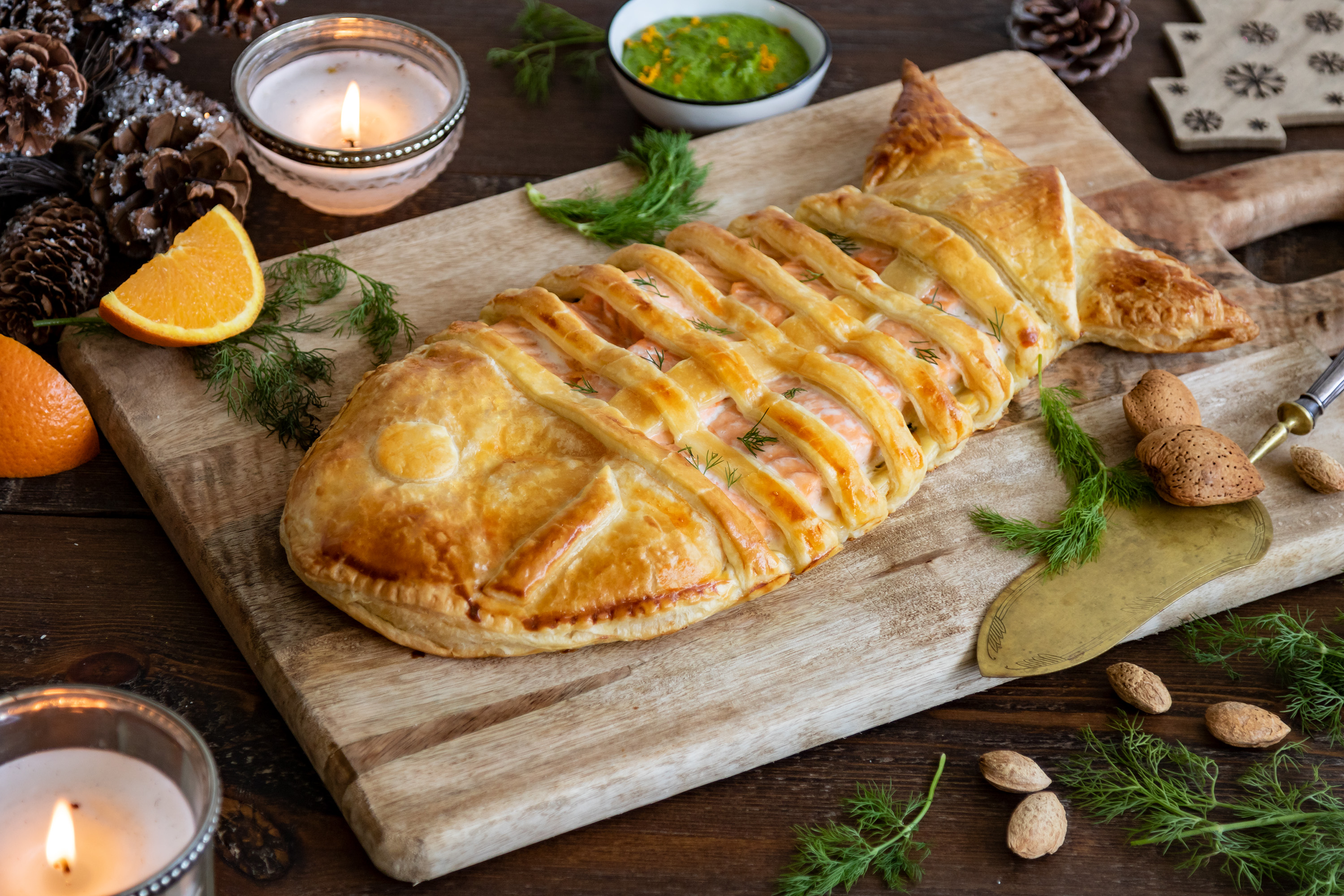 Hojaldre relleno de salmón fresco con salsa pesto de eneldo