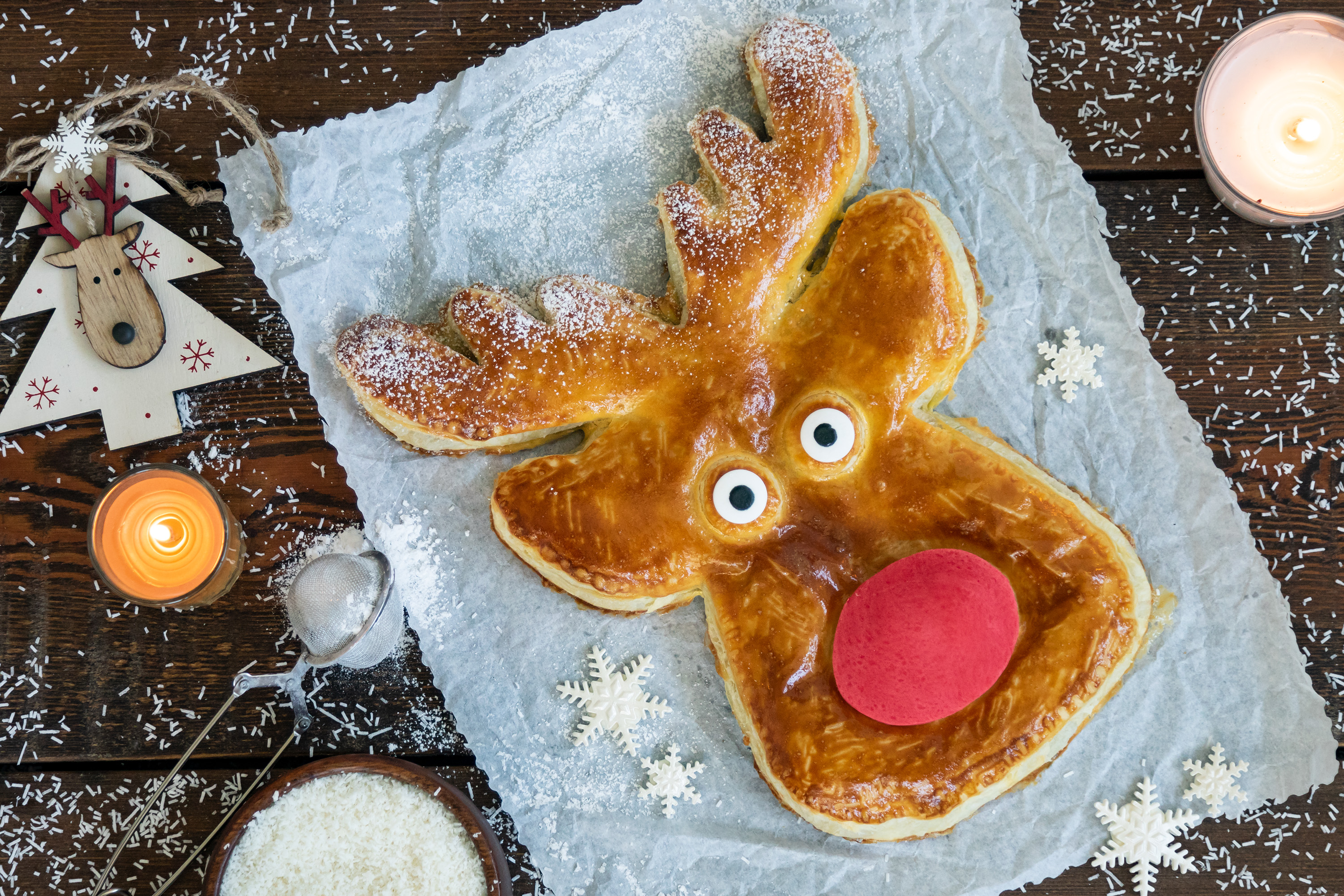 Reno navideño de hojaldre con chocolate con leche y coco
