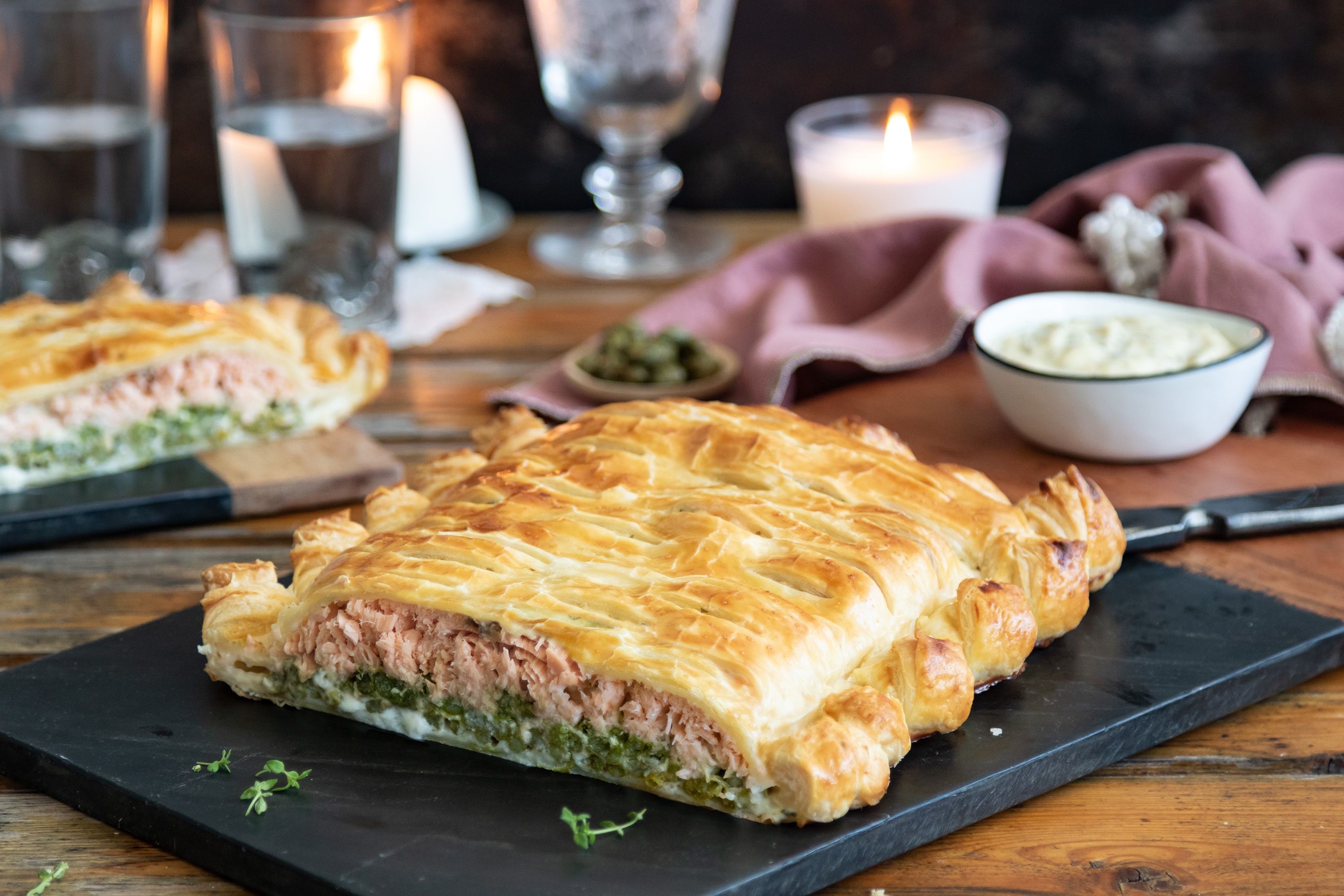 Hojaldre relleno de salmón fresco con salsa tártara y espárragos