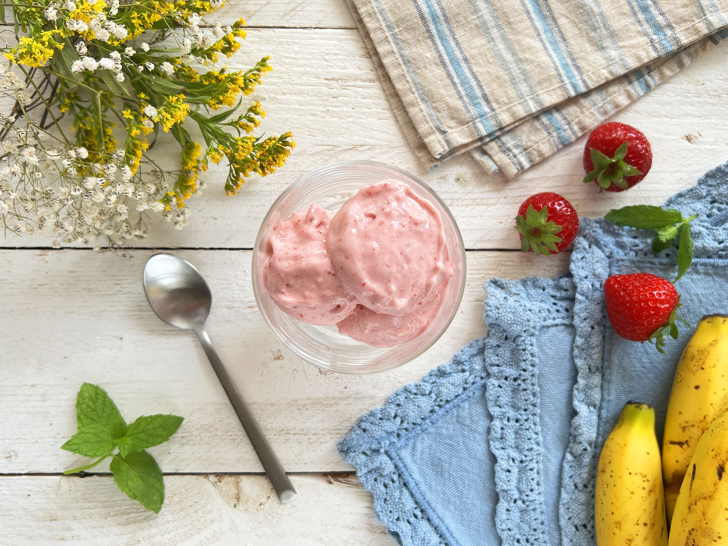 Helado de fresa y plátano con leche condensada
