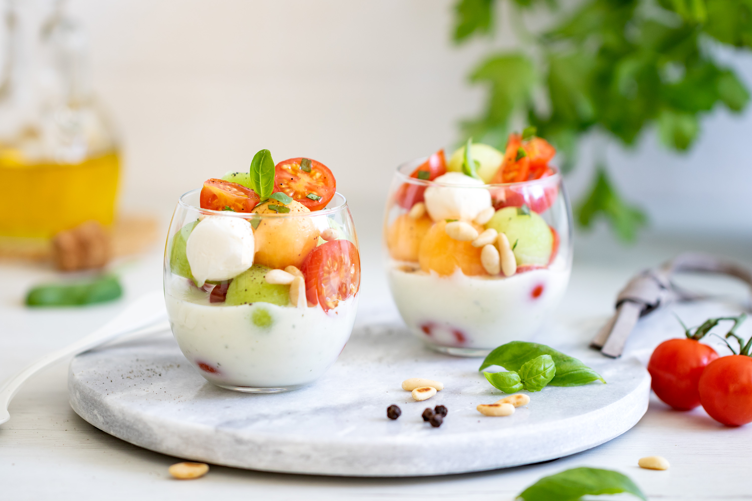 Chupito de crema fría de queso mozzarella con ensalada caprese de melón