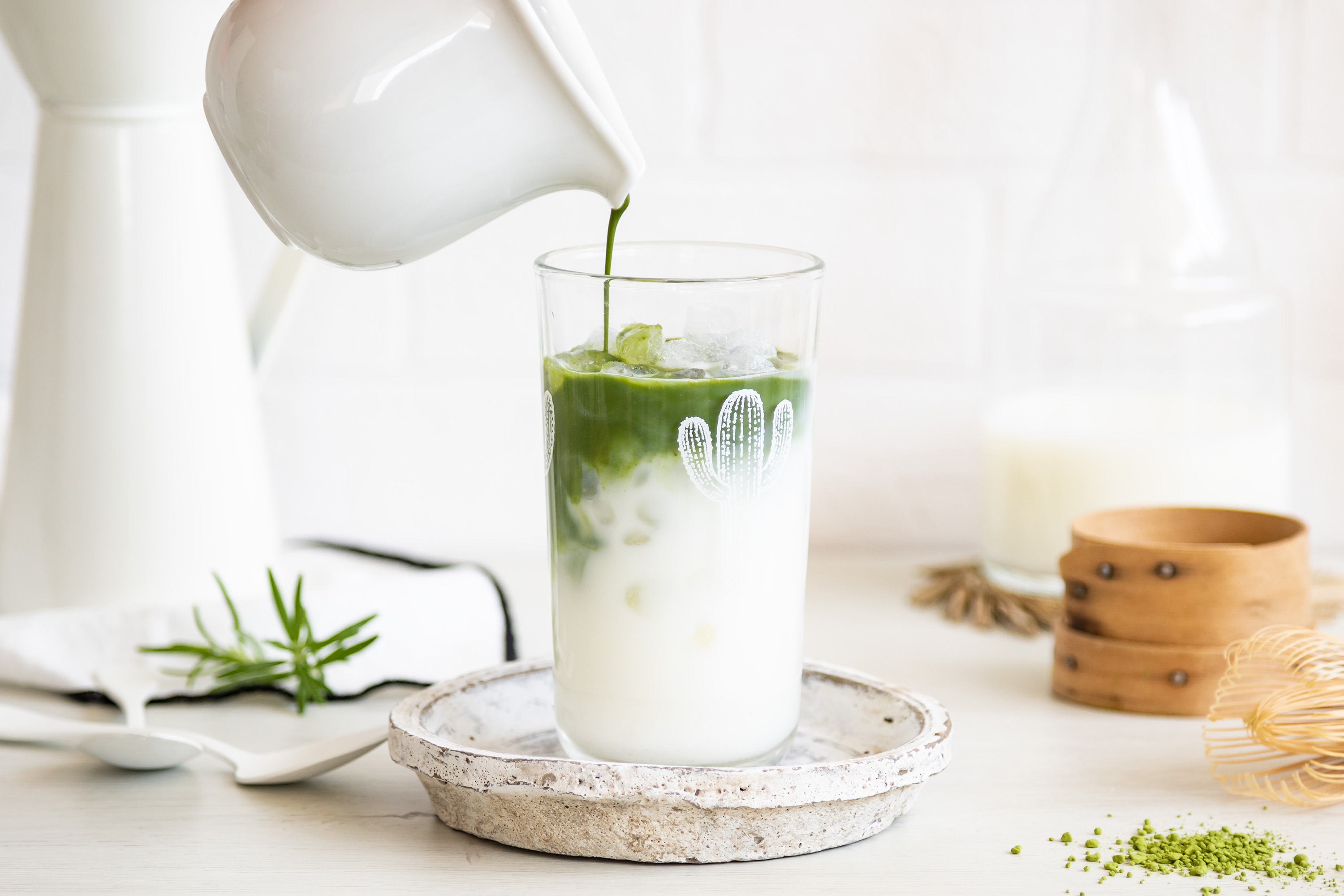 Té matcha latte helado con leche condensada