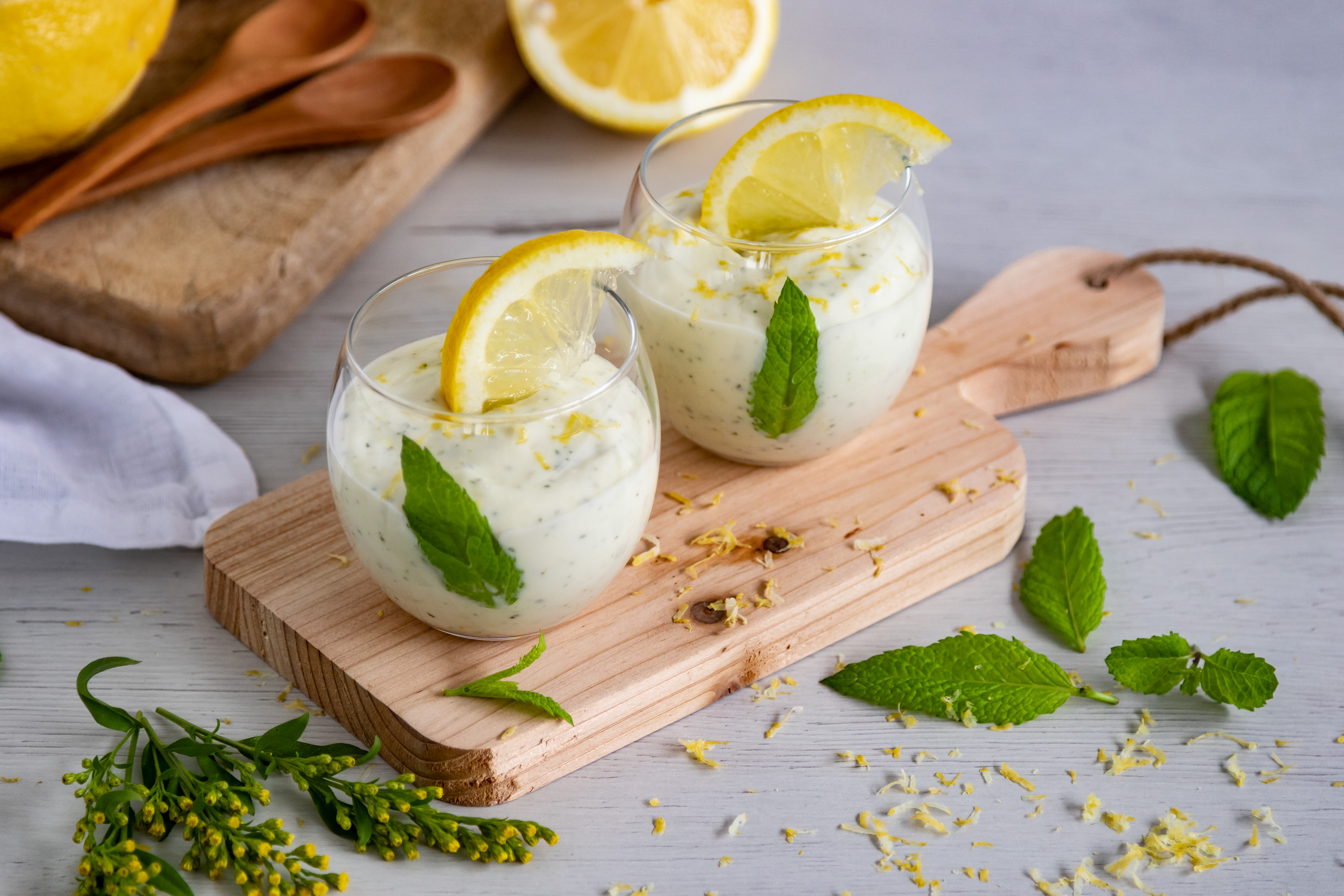 Vasitos de queso mascarpone con crema de limón y menta