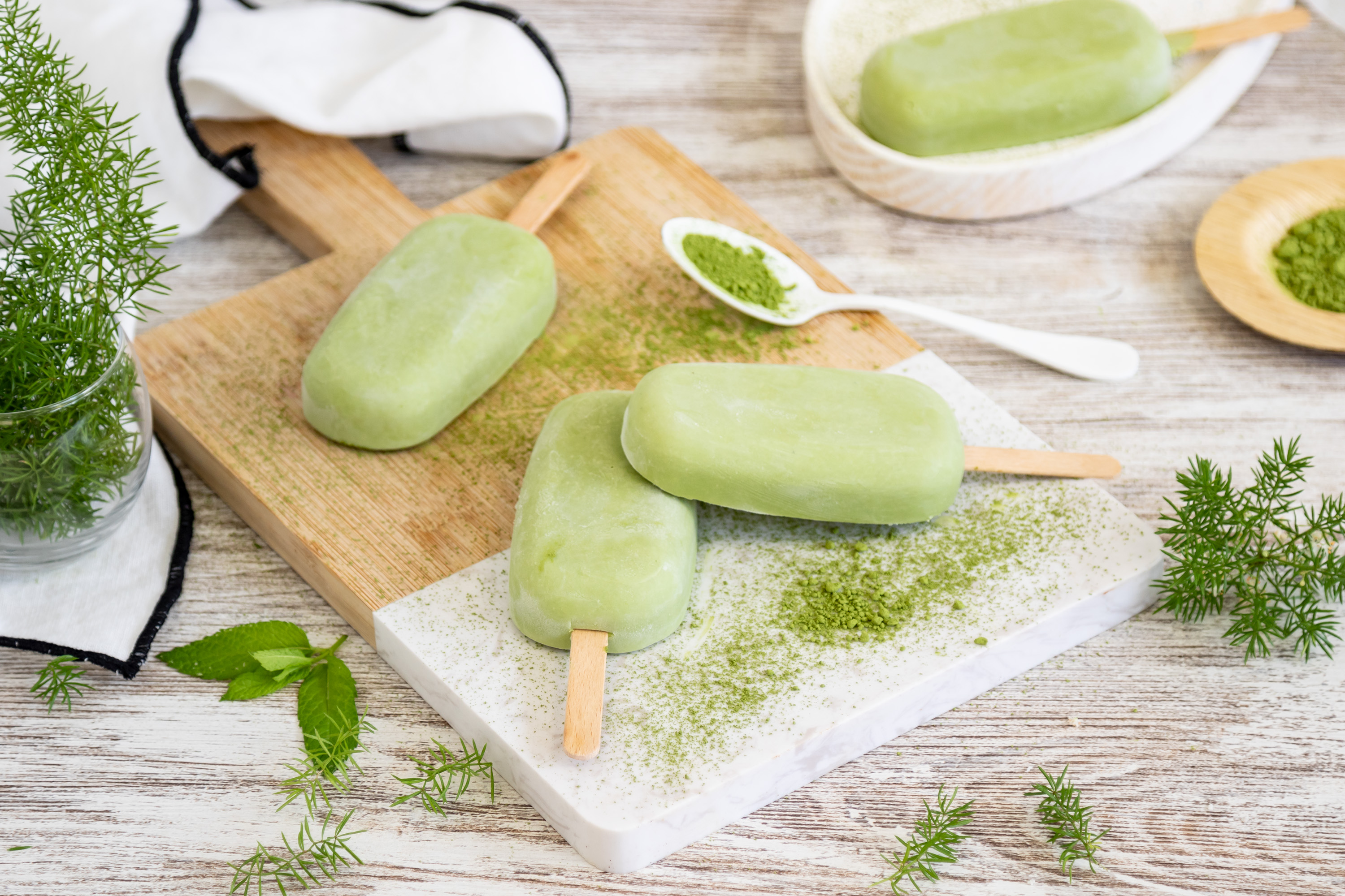 Polos de coco y té matcha con leche condensada