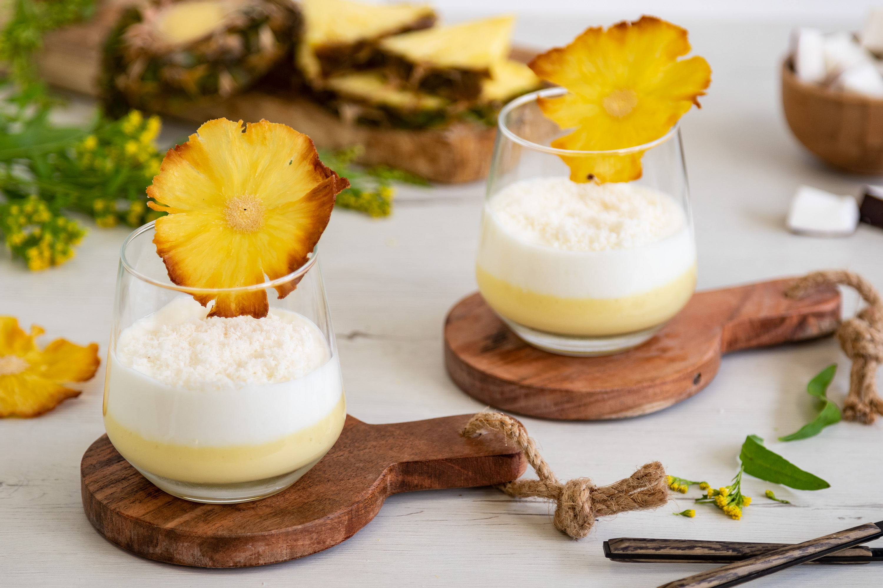 Vasitos de yogur de coco con piña y leche condensada