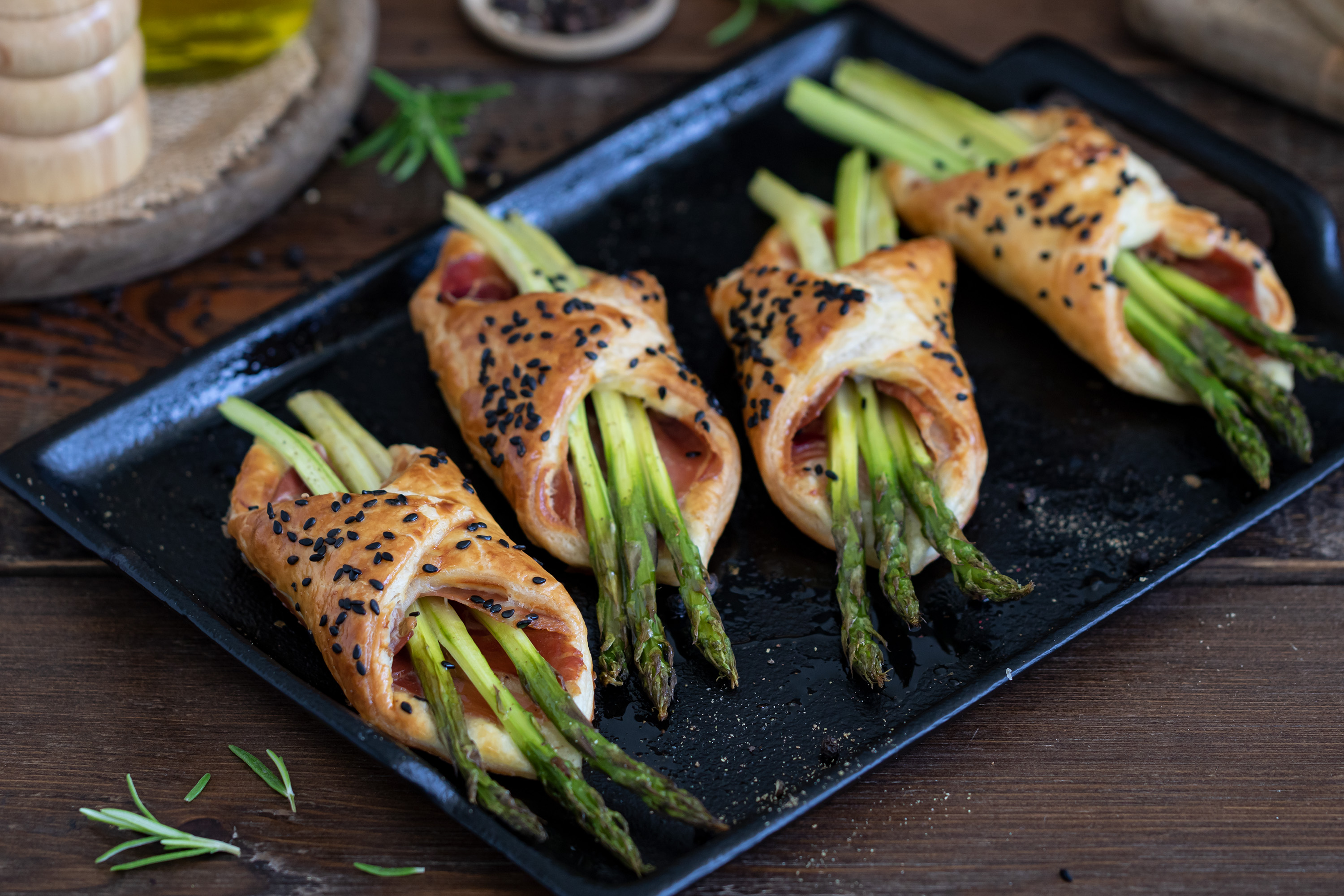 Aperitivos con hojaldre, espárragos y jamón