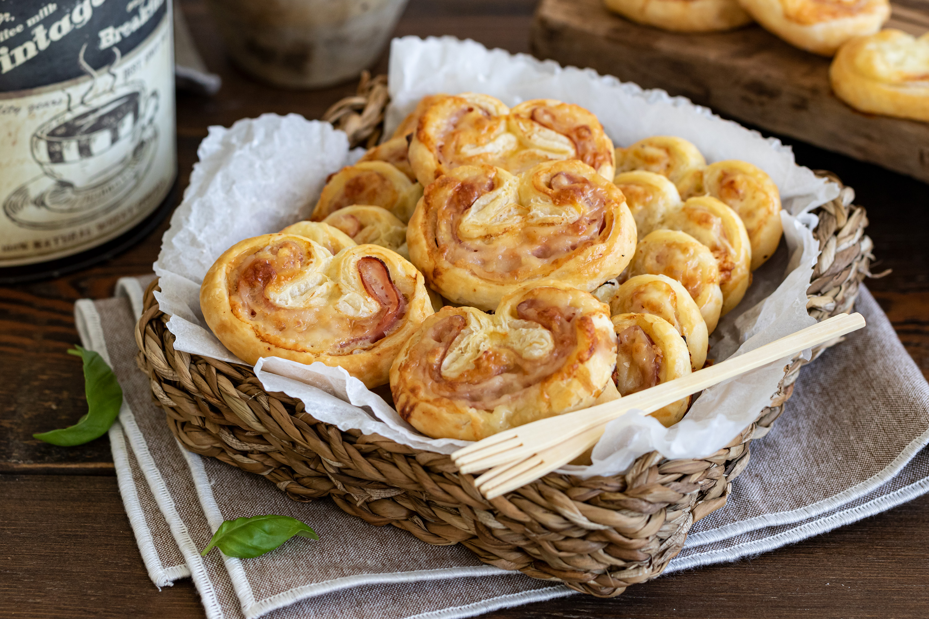 Palmeritas de hojaldre con queso y jamón dulce