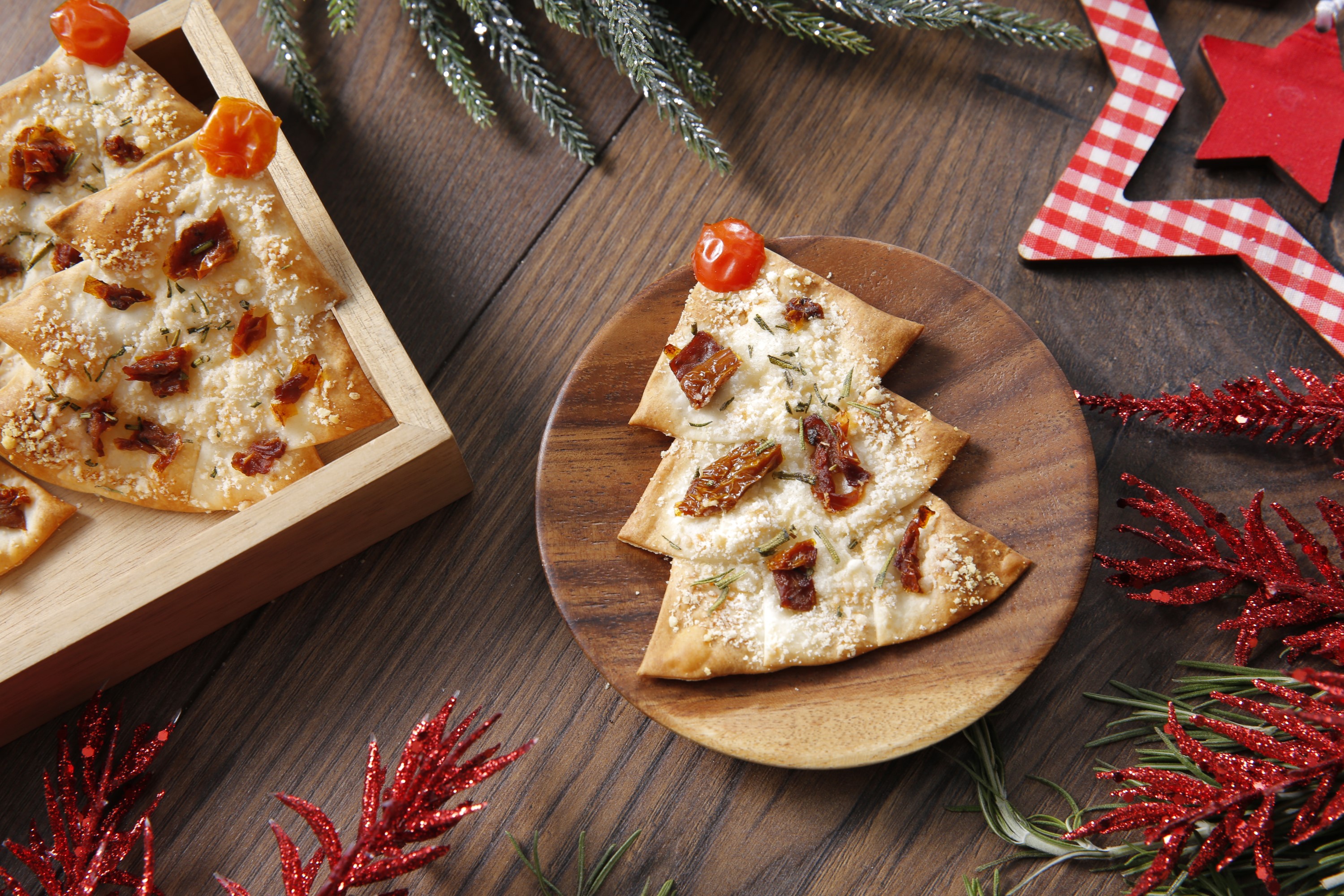 Arbolitos de Navidad de obleas con queso parmesano, tomate seco y romero