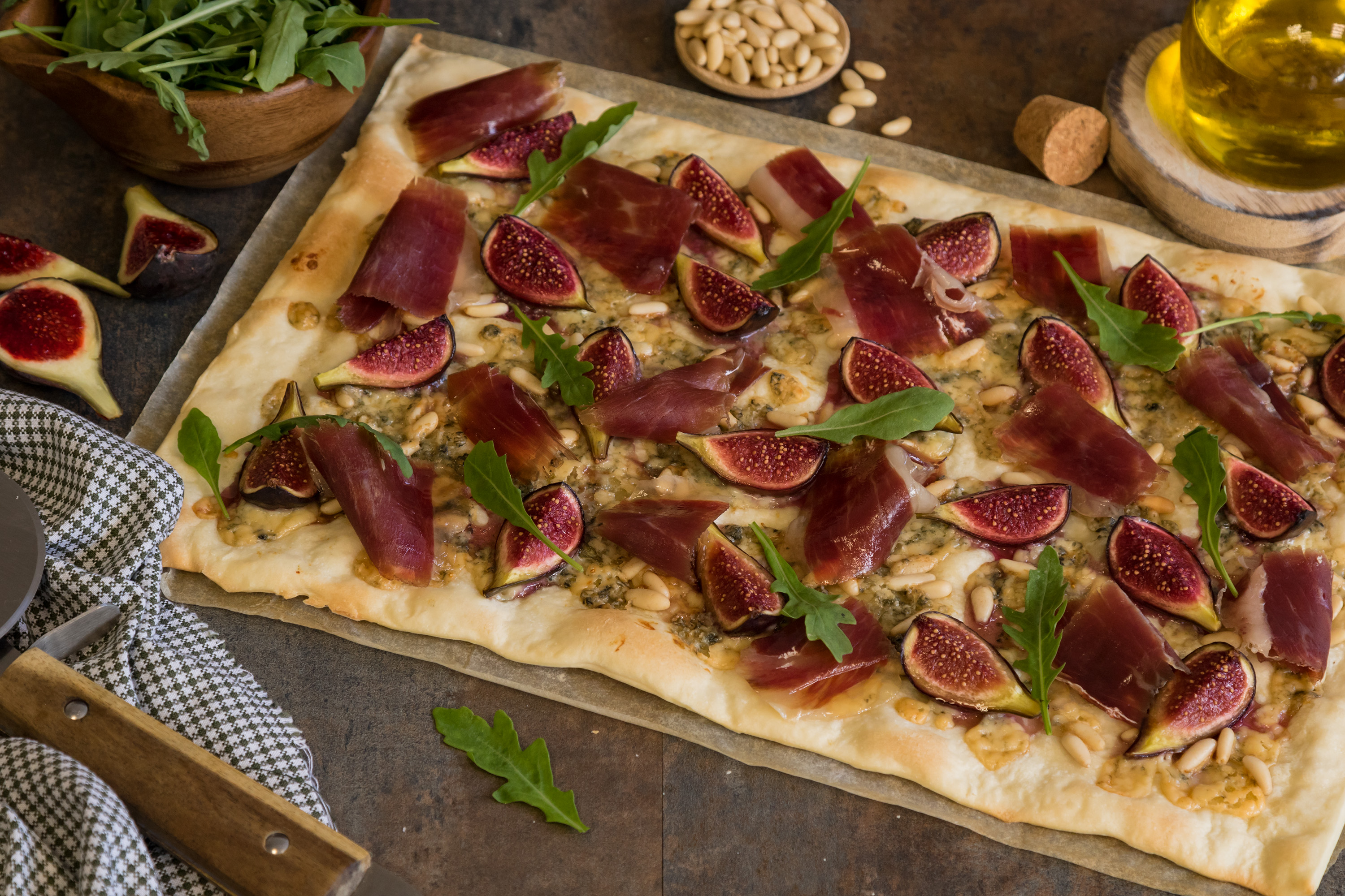 Pizza con jamón ibérico, higos y queso azul