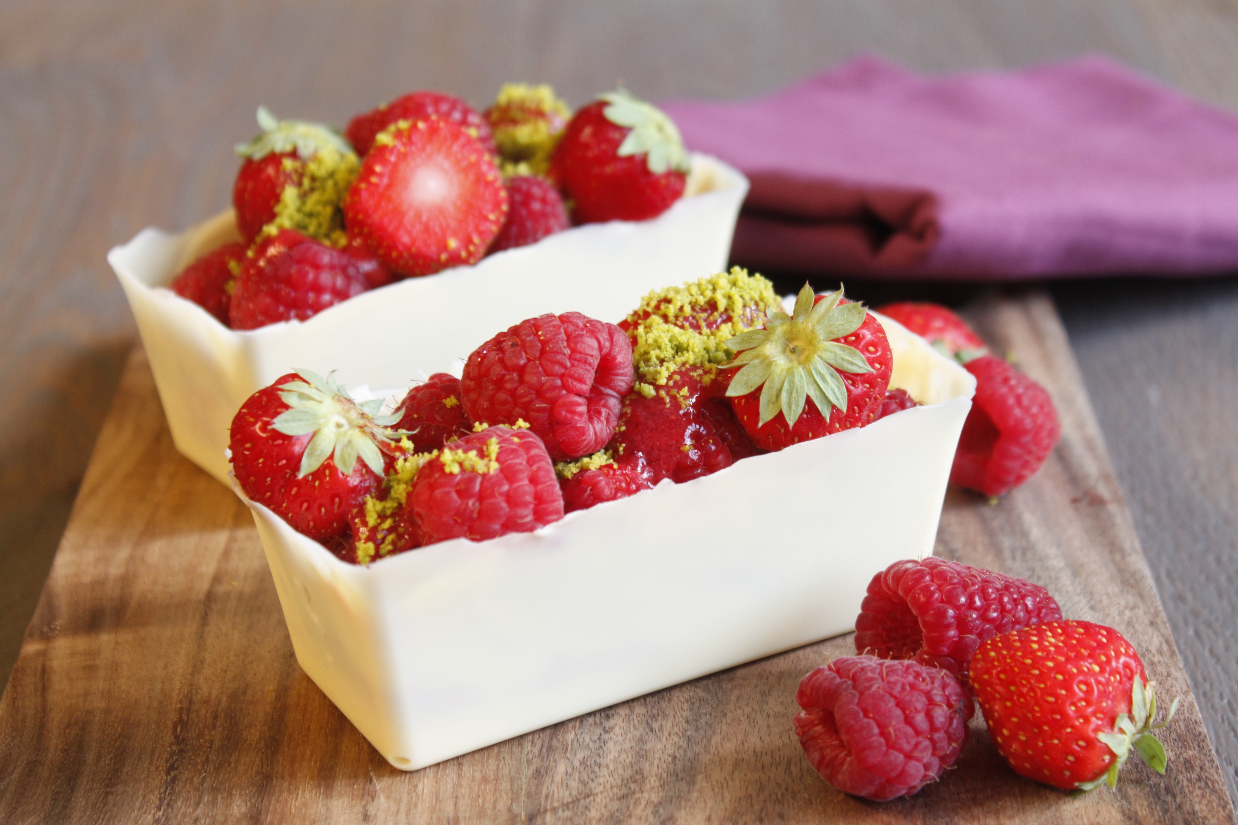 Cajitas de chocolate blanco con frutos rojos