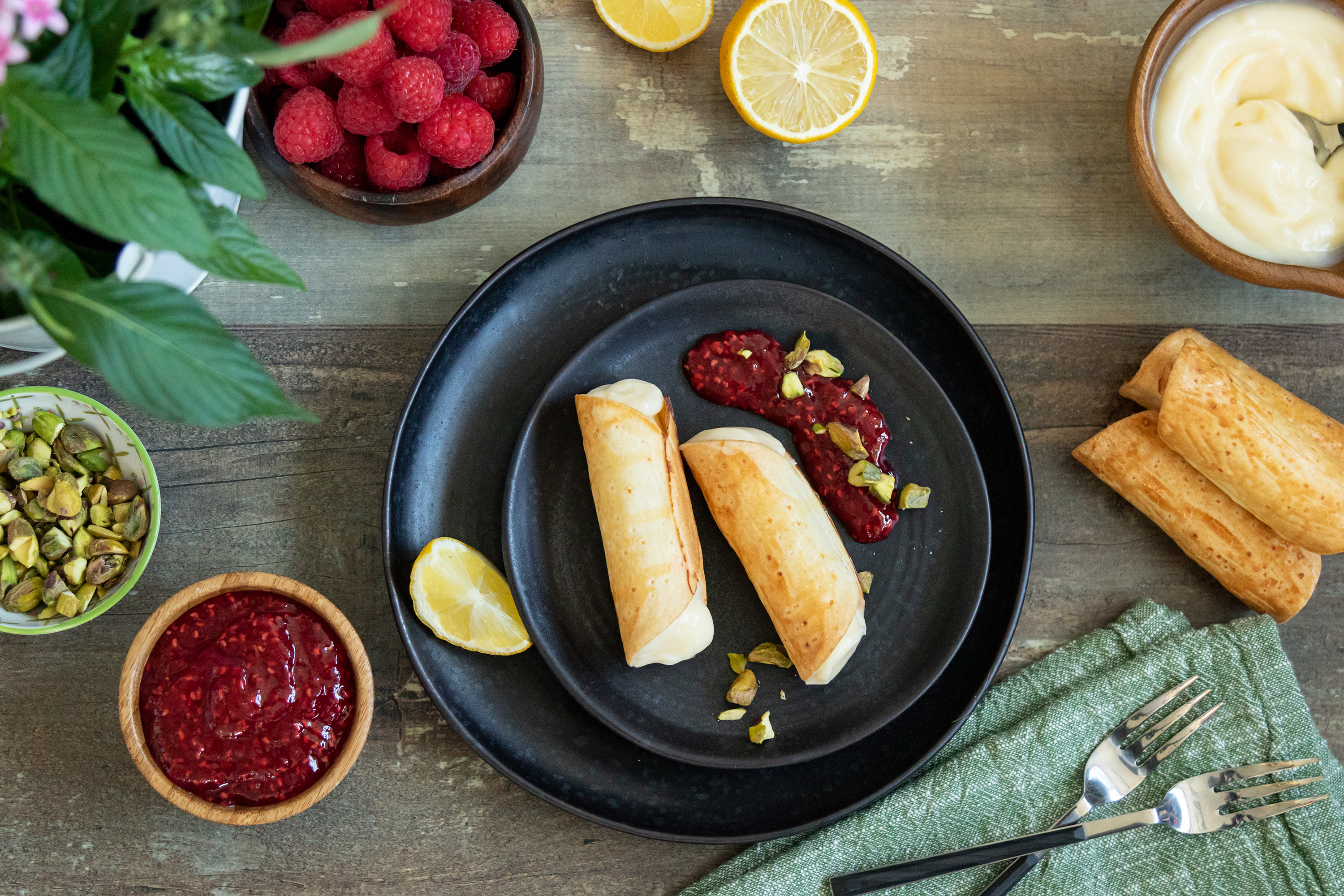 Canutillos de crema de limón con salsa de frambuesa-image