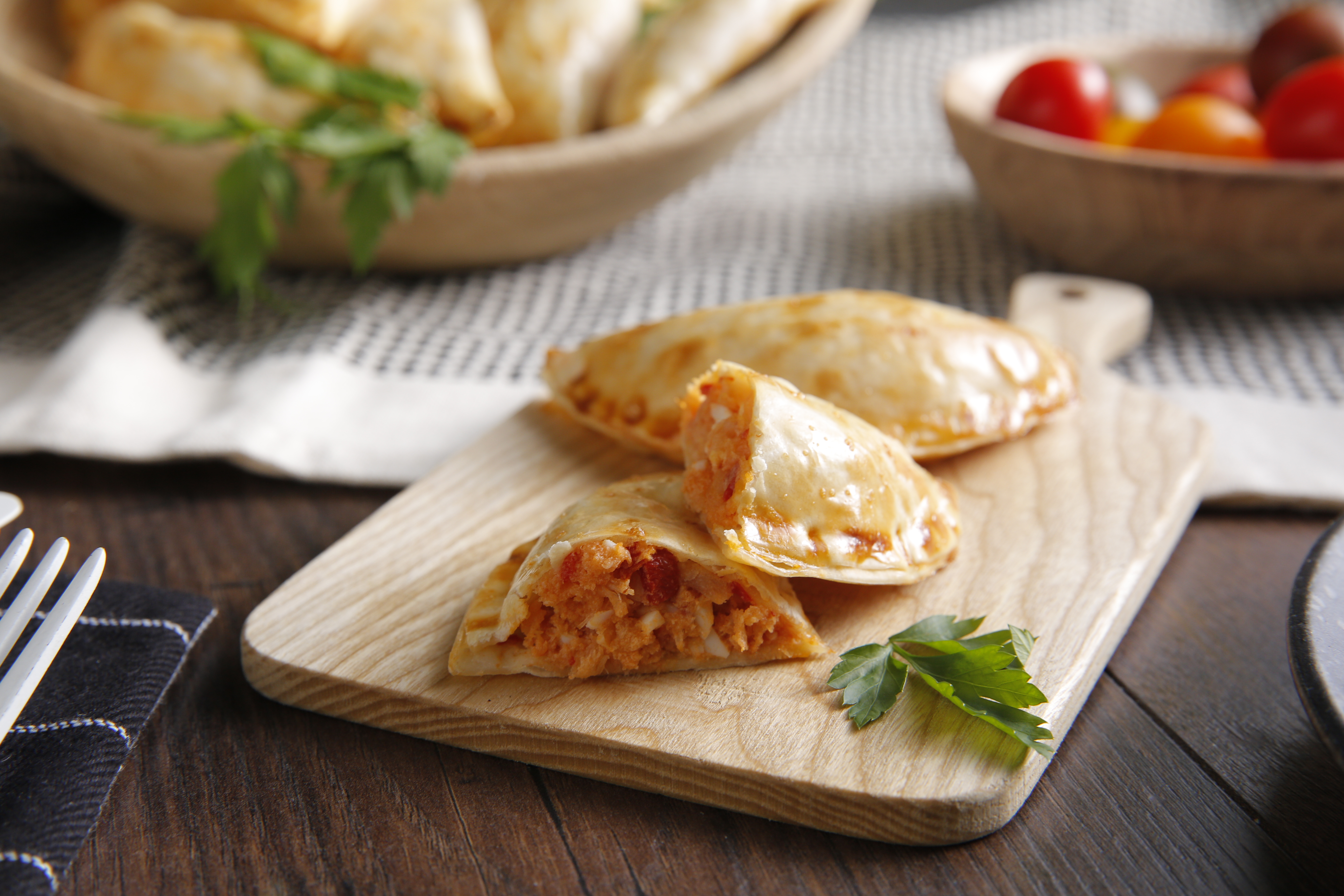 Empanadillas de bacalao al horno con pimiento, huevo duro y tomate