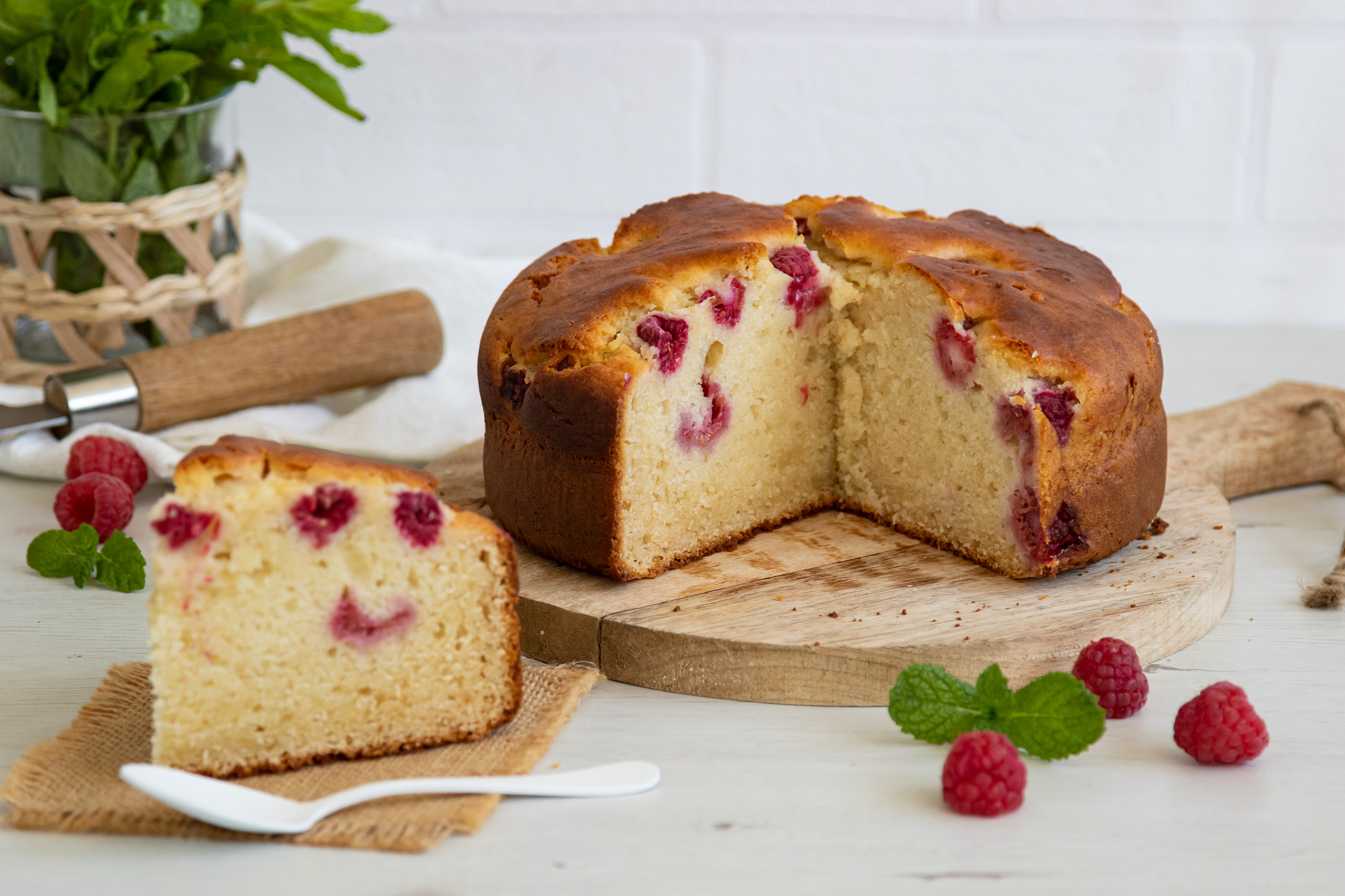 Bizcocho de ricotta con leche condensada y frambuesas
