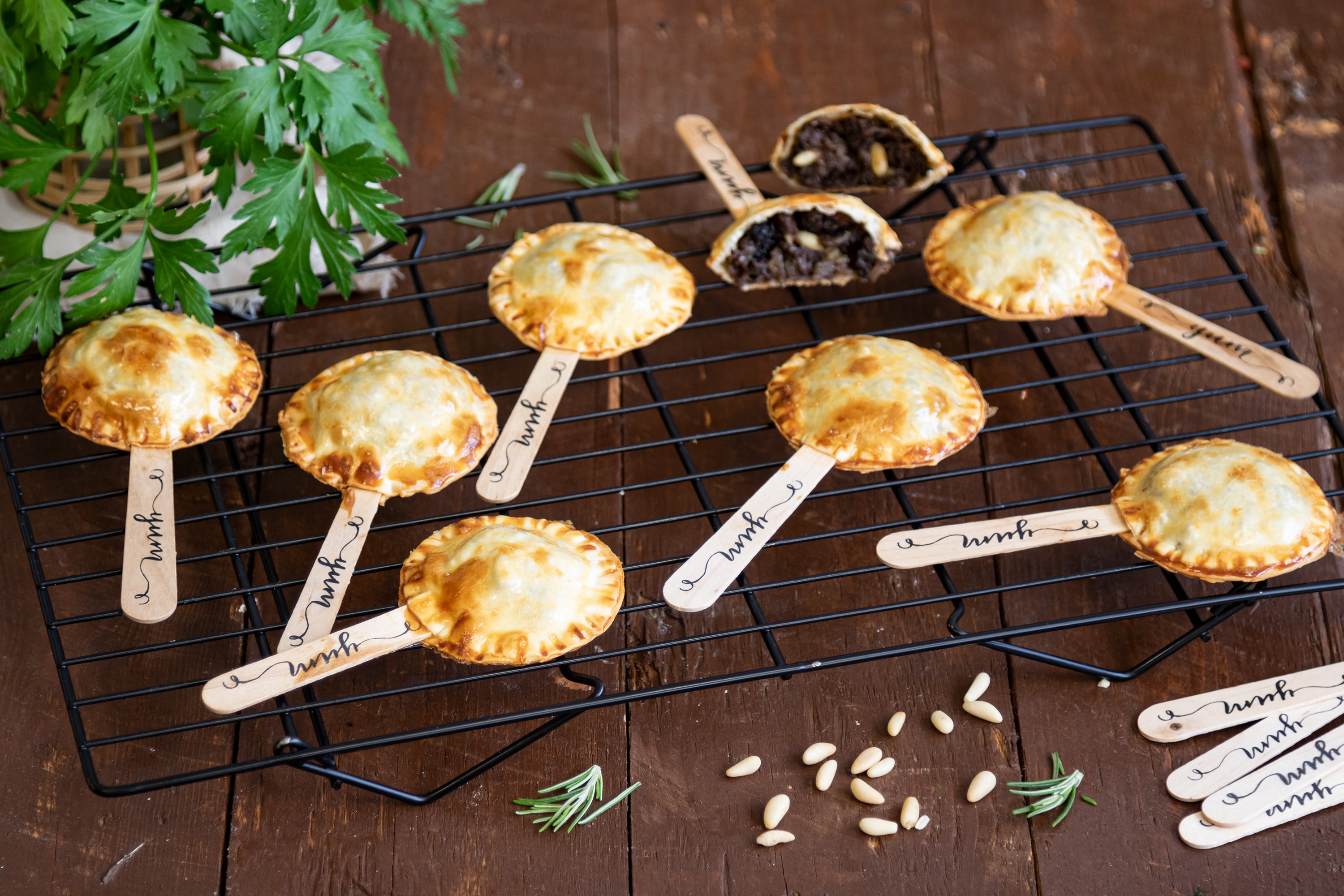 Piruletas de morcilla con piñones y manzana