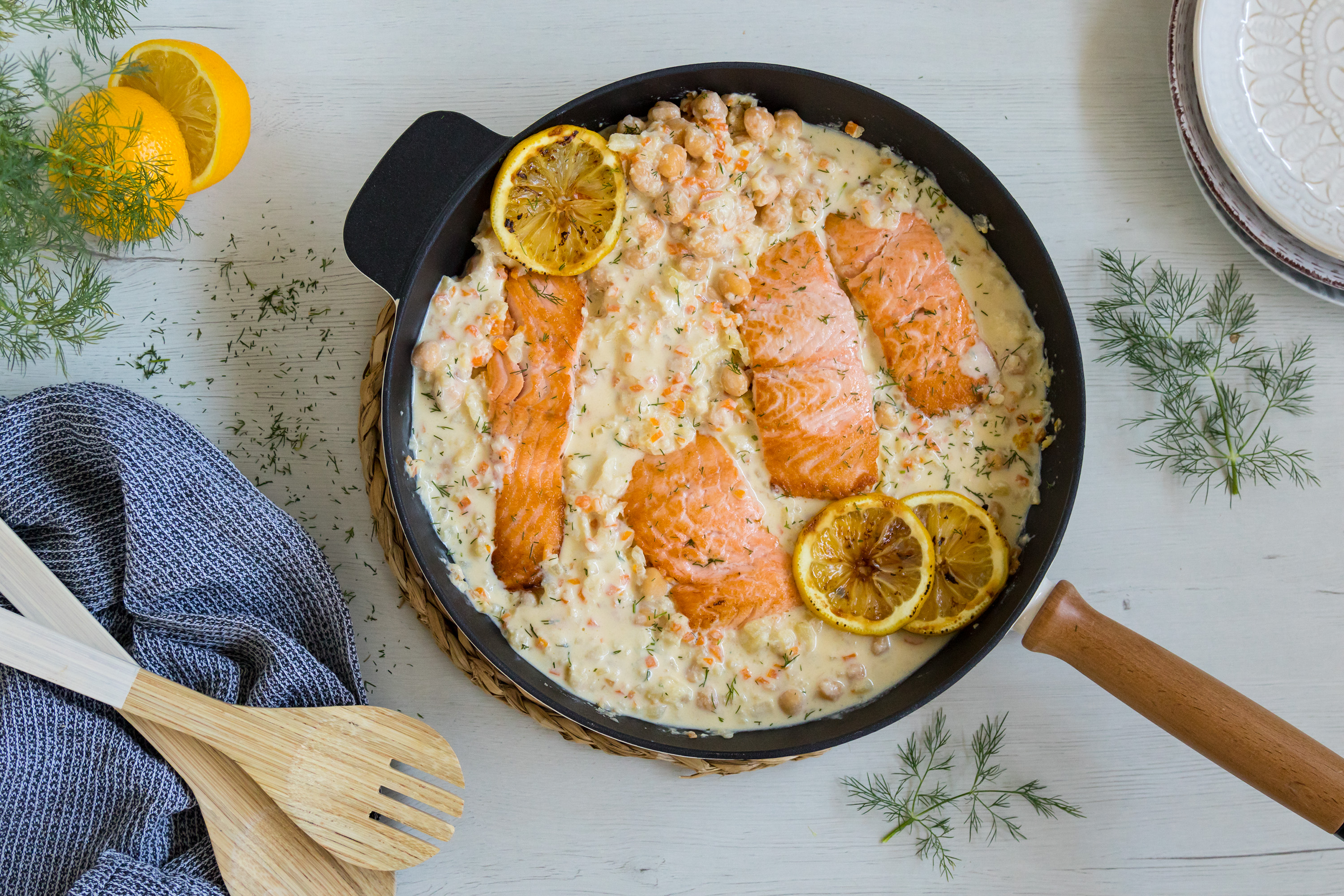Salmón en salsa de manzana y eneldo con garbanzos