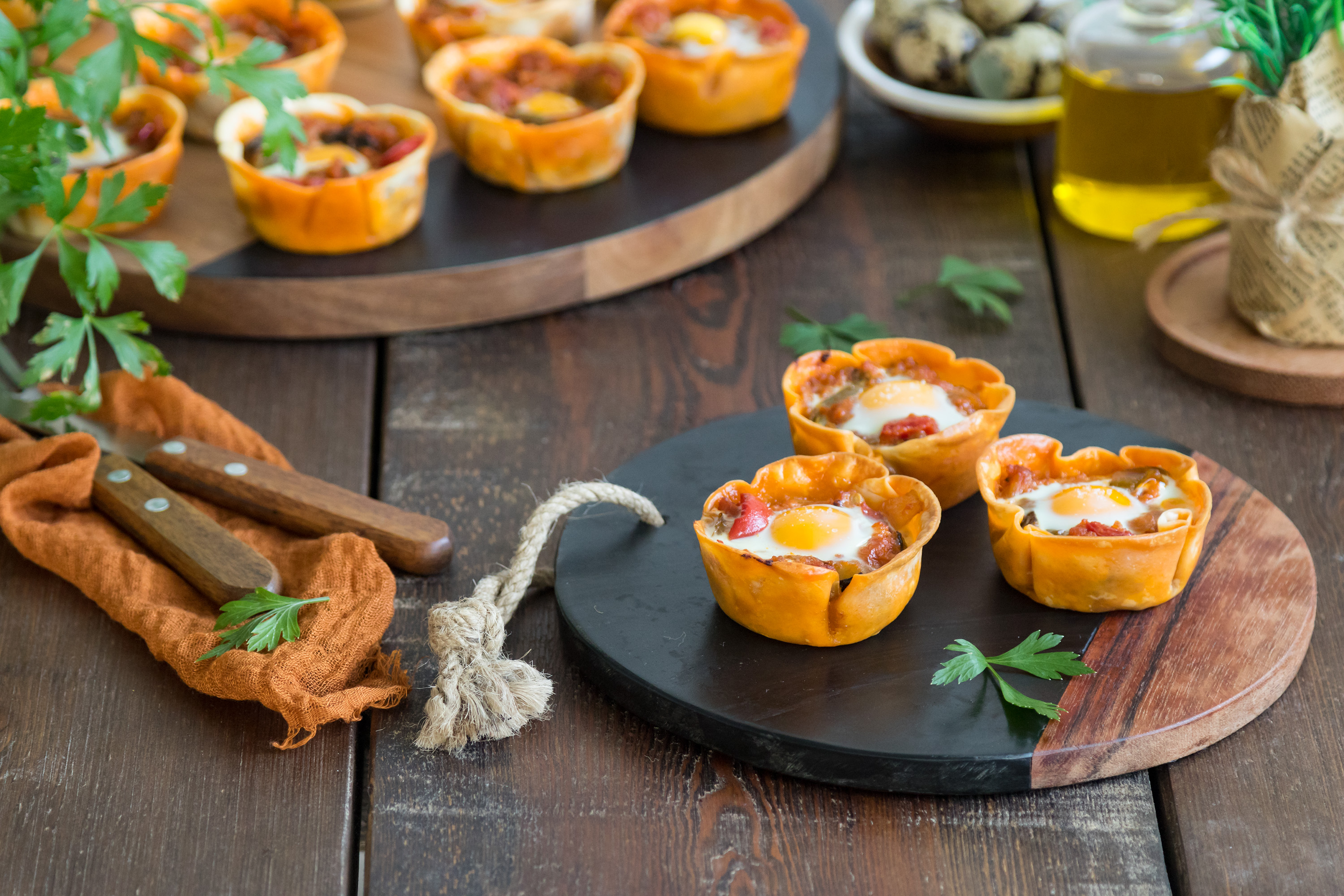 Tartaletas de sobrasada, pisto y huevo de codorniz