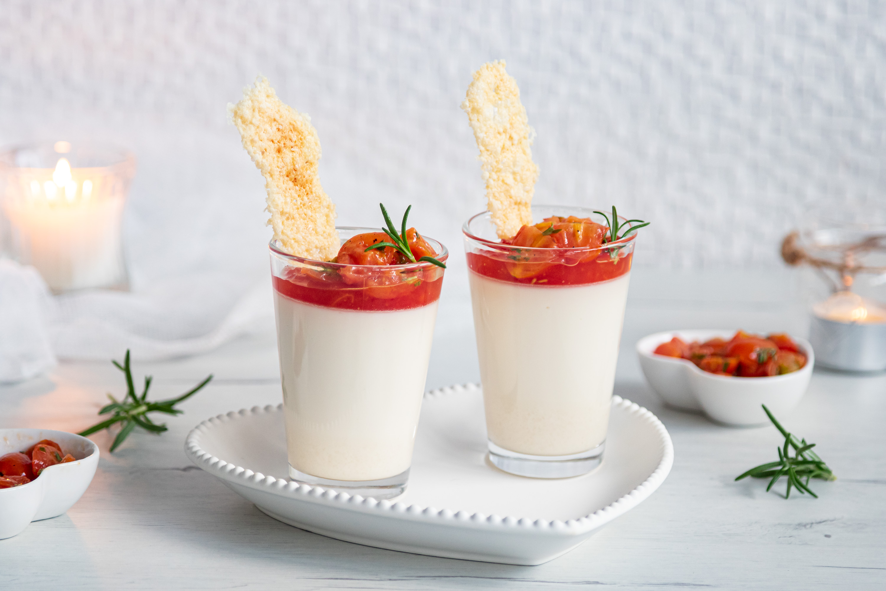 Pannacotta de parmesano con su crujiente y mermelada de tomate
