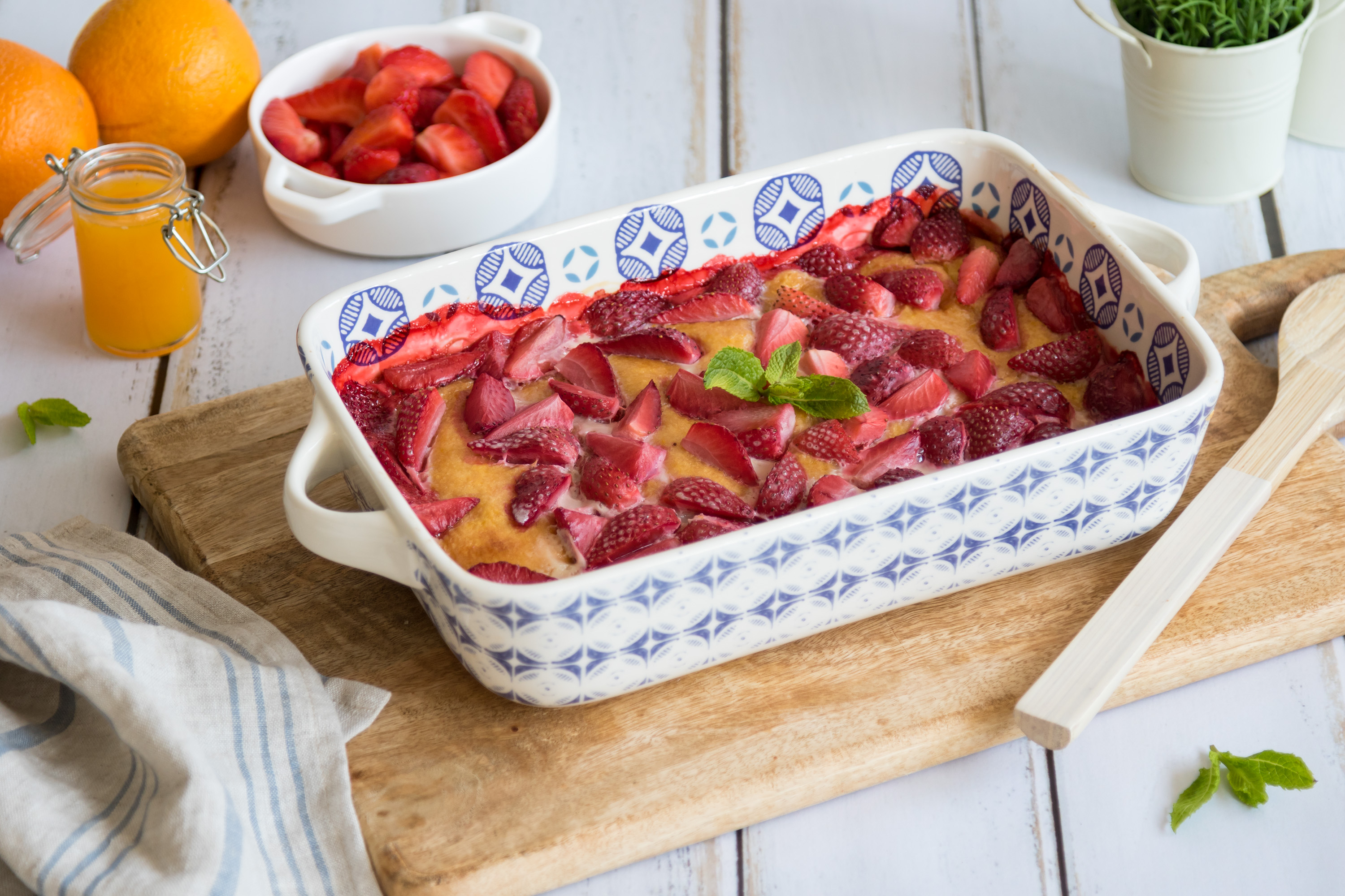 Tarta de leche condensada y naranja con fresas