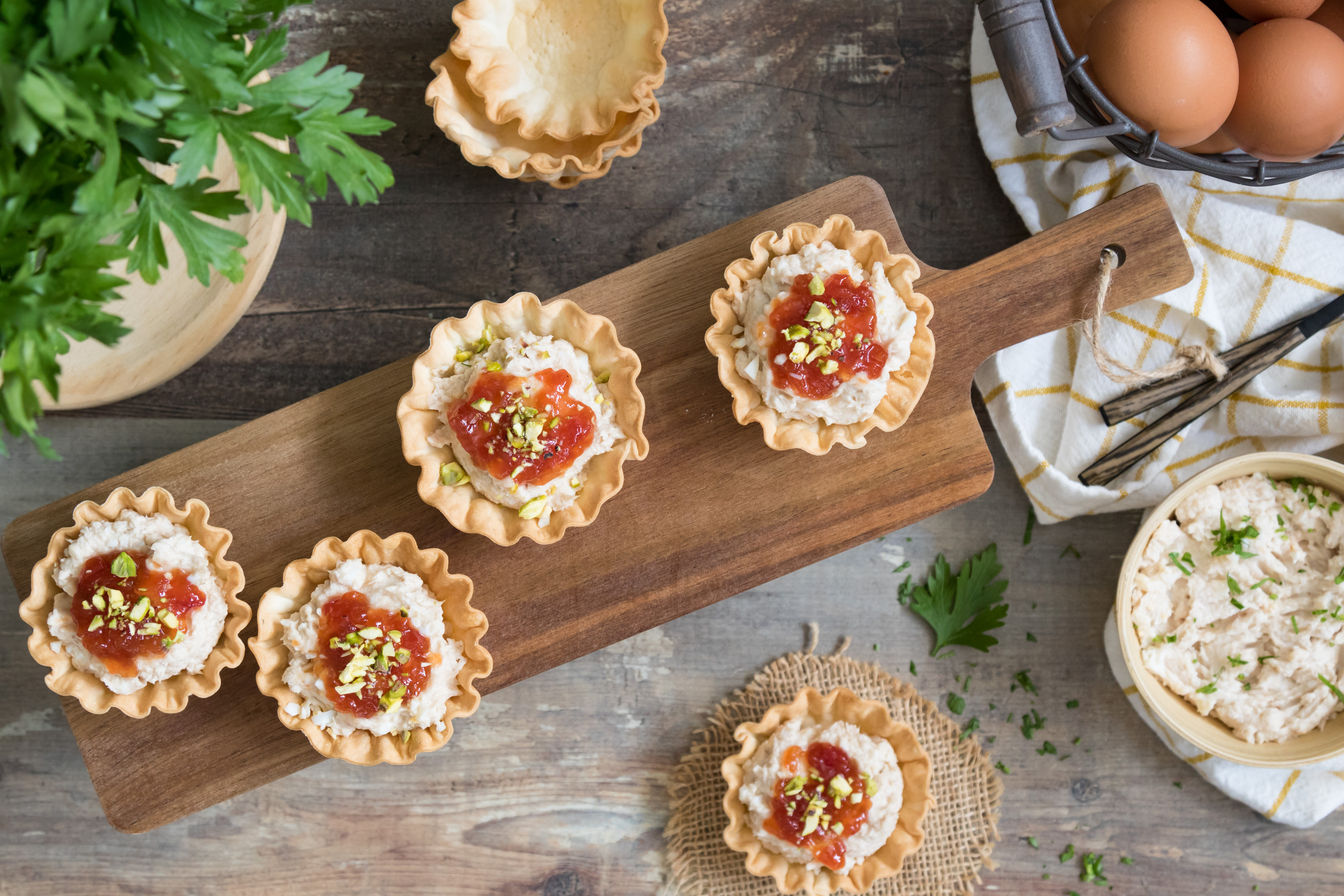 Tartaletas rellenas de paté de atún