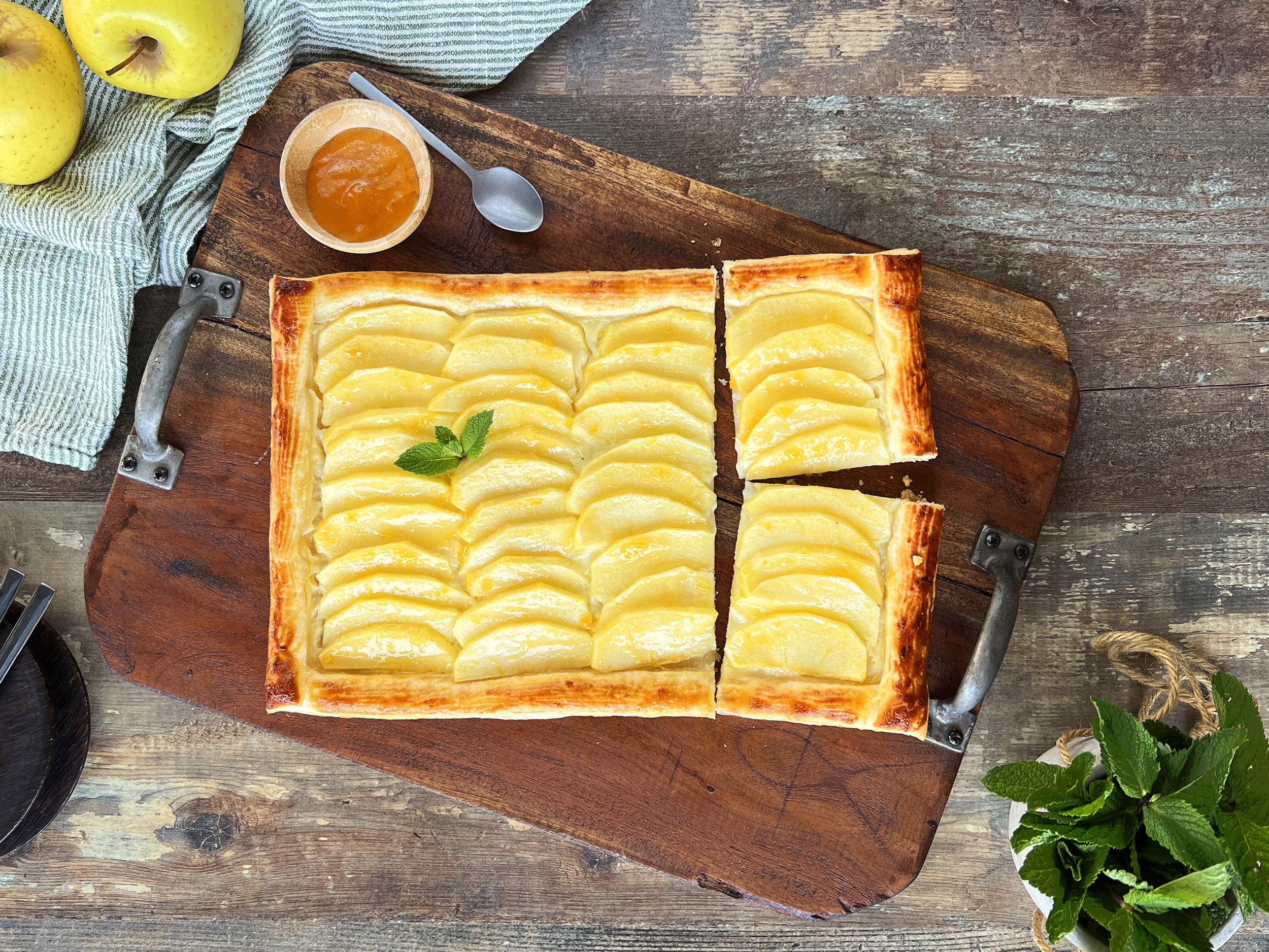 Tarta de manzana en hojaldre con natillas