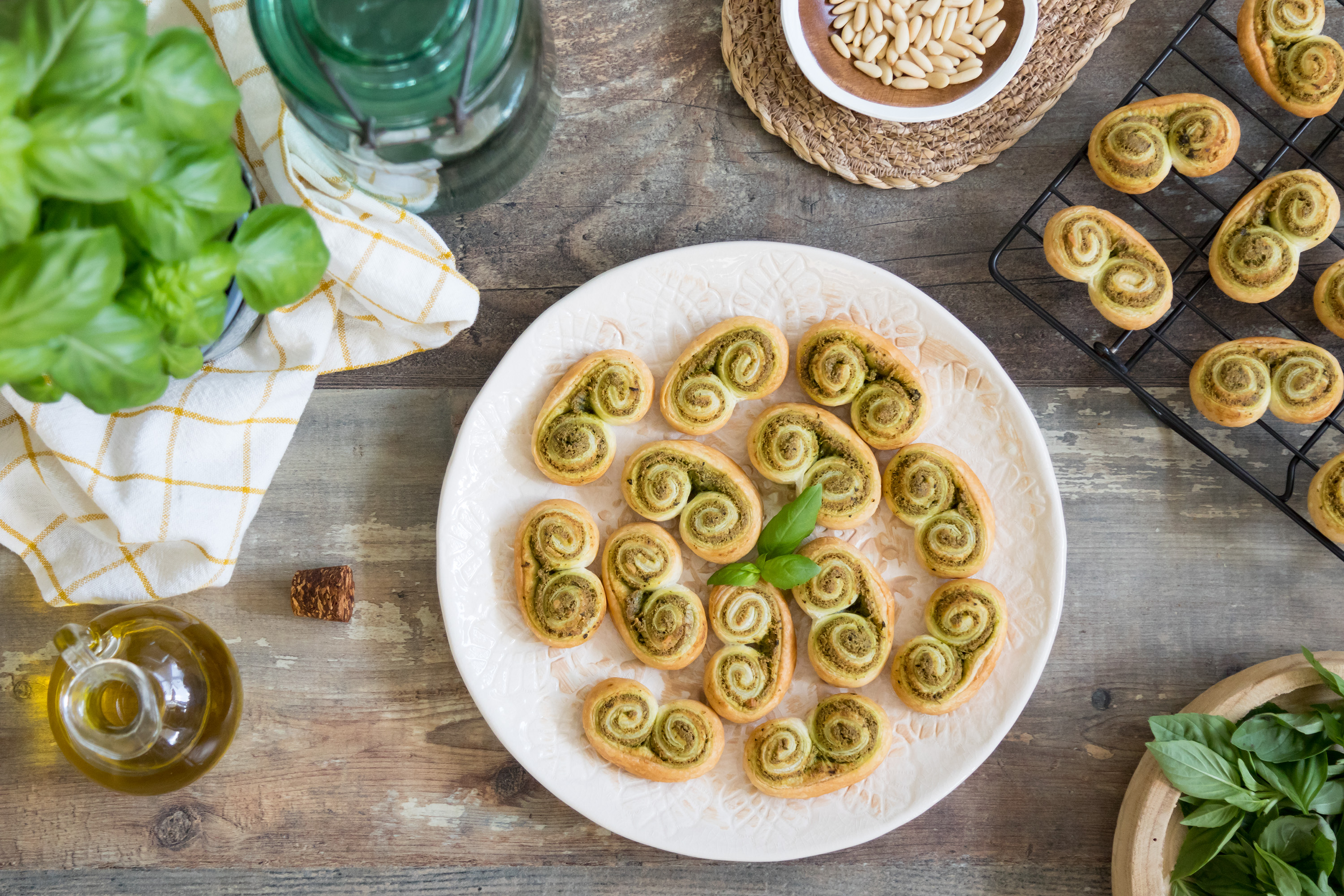 Palmeritas de queso manchego con pesto de albahaca