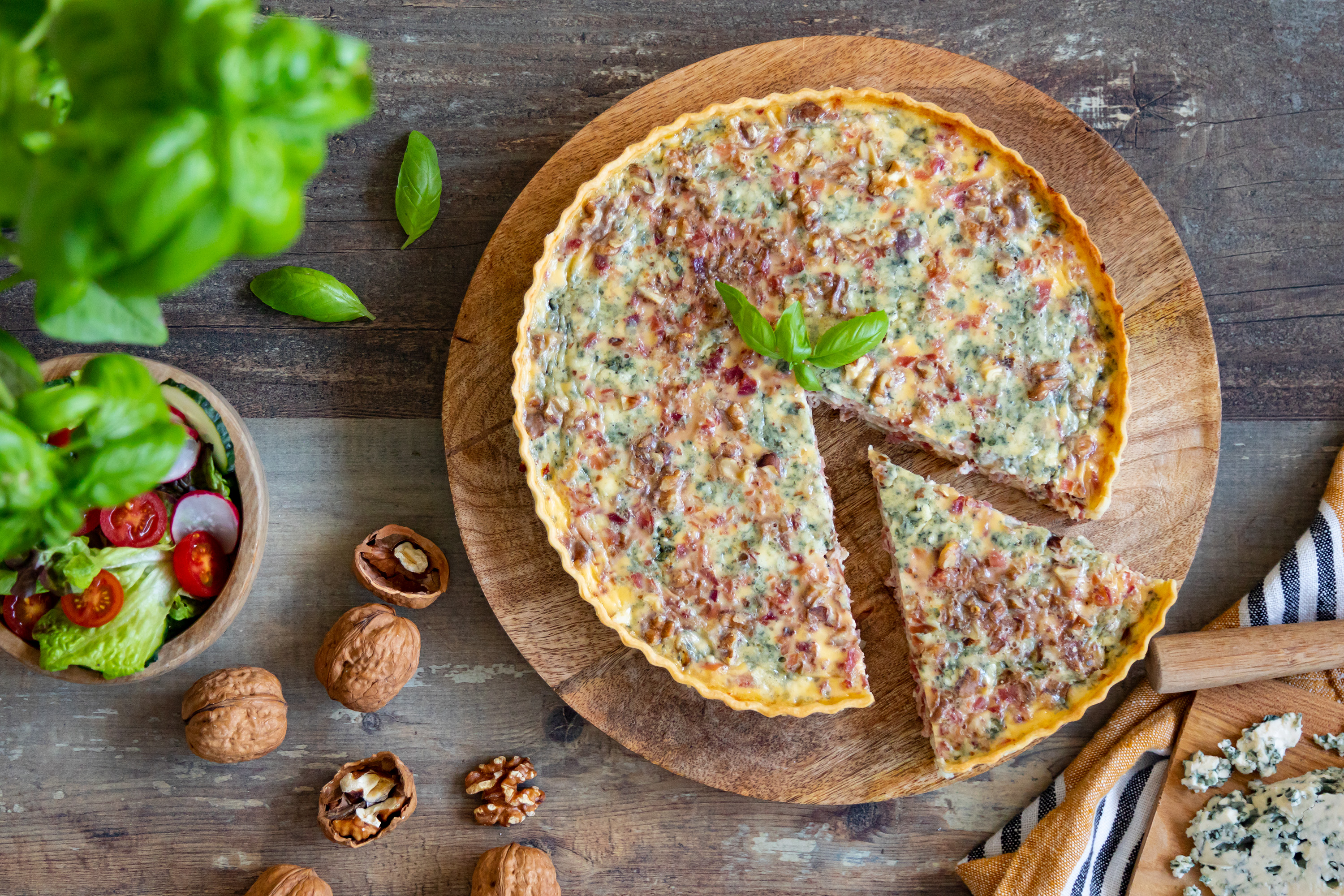 Quiche de jamón y queso azul con nueces