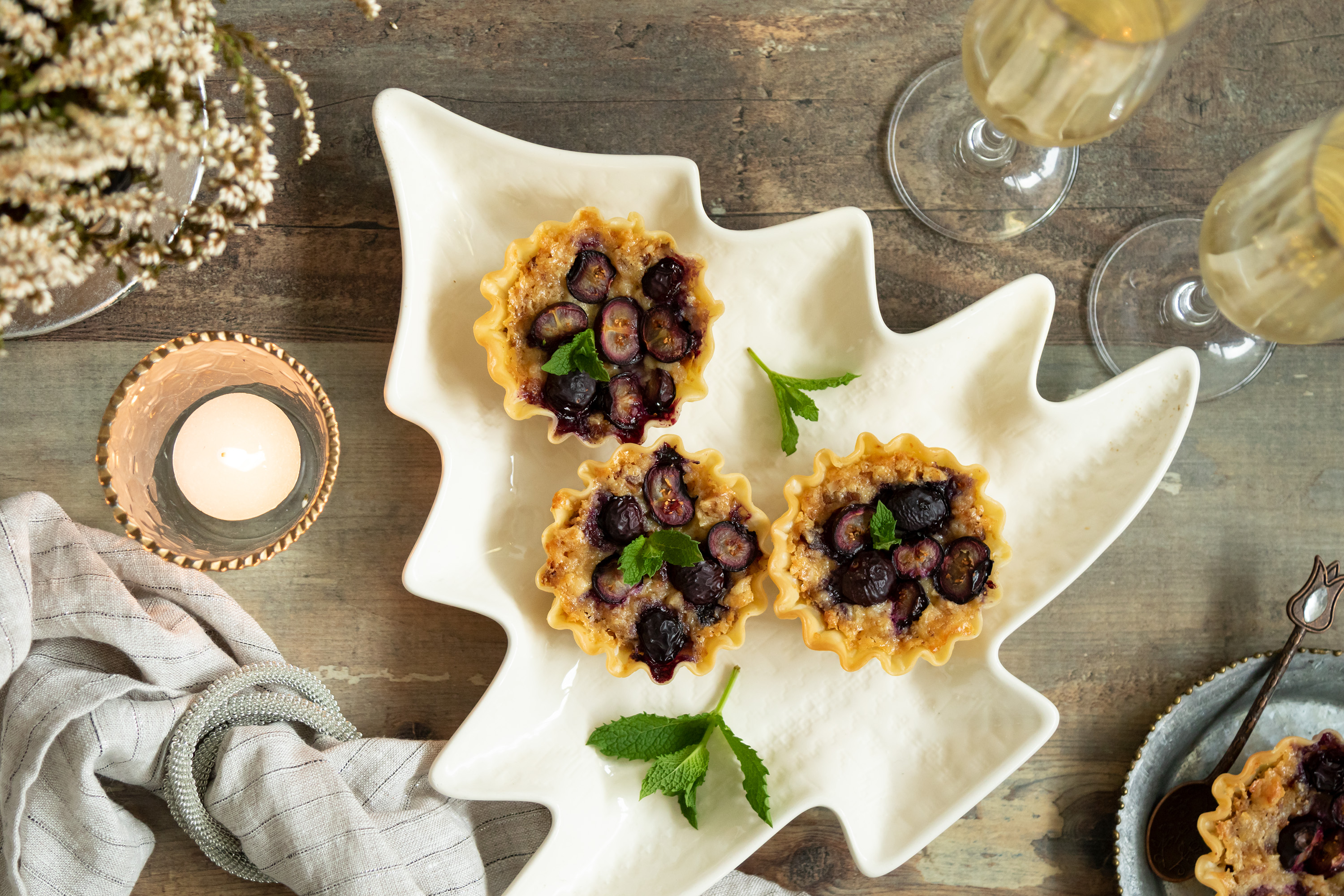 Tartaletas de turrón de yema, frutos secos y arándanos