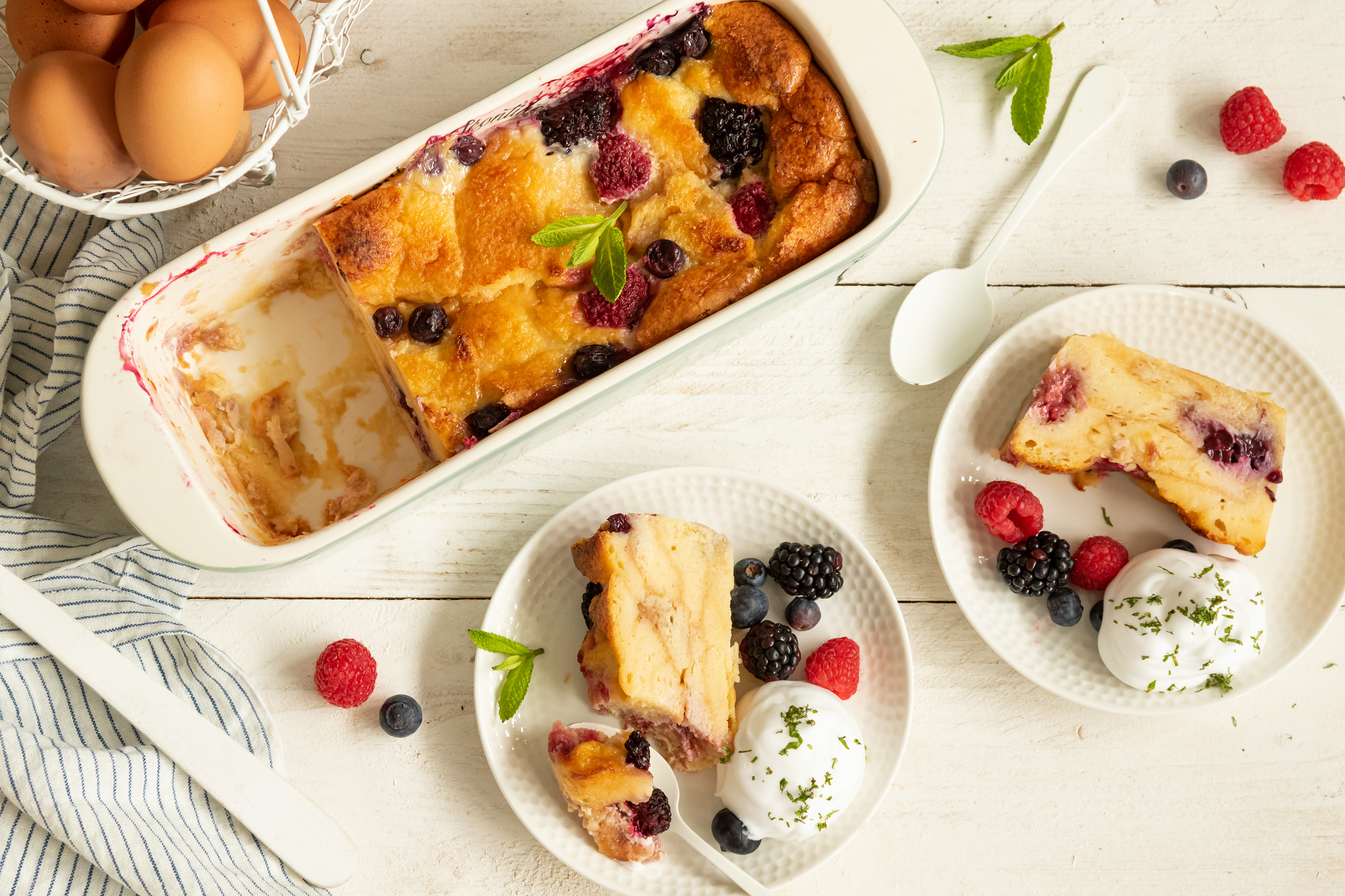 Pudin de leche condensada, con bizcochos y frutos rojos