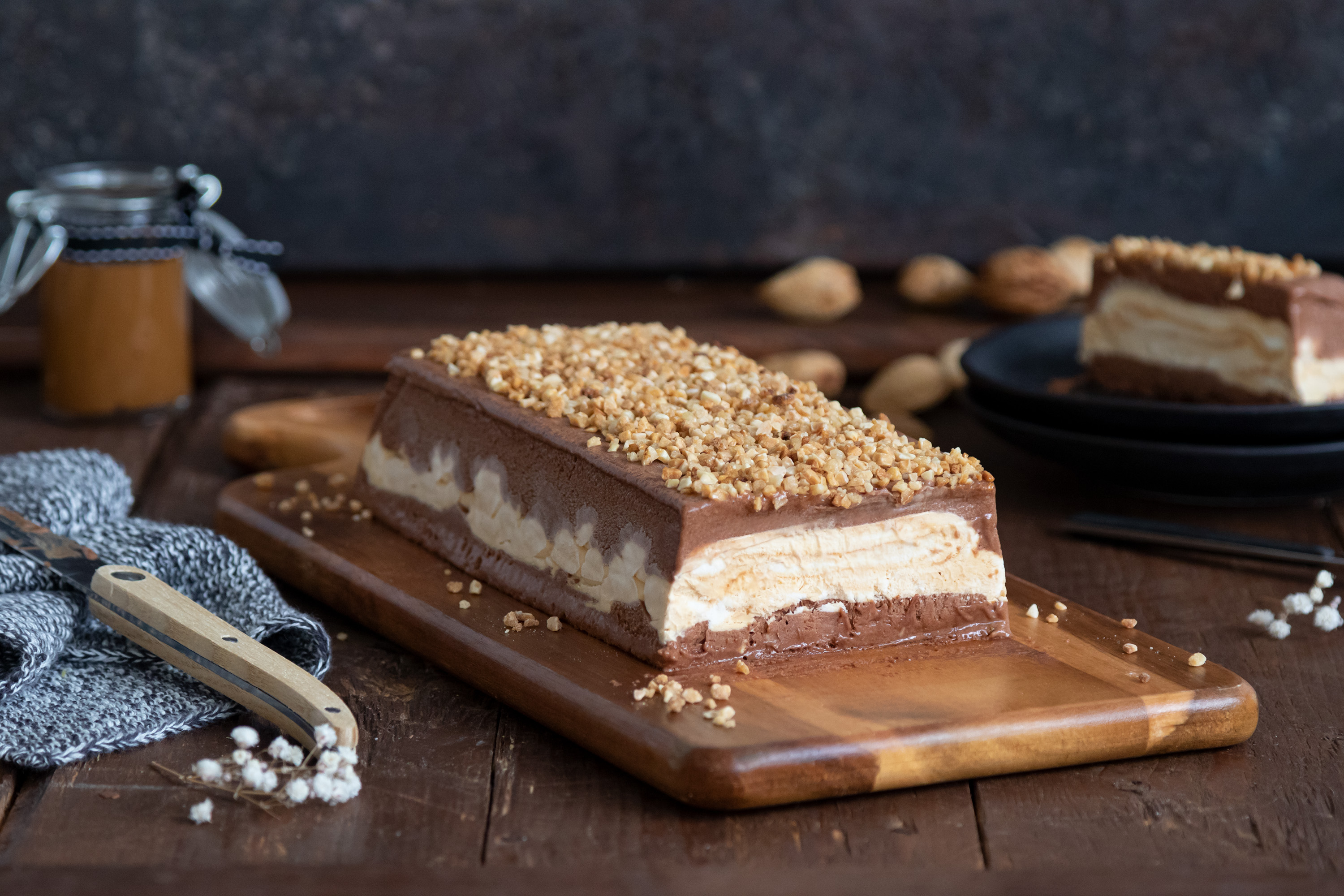 Tarta helada de chocolate y nata con dulce de leche