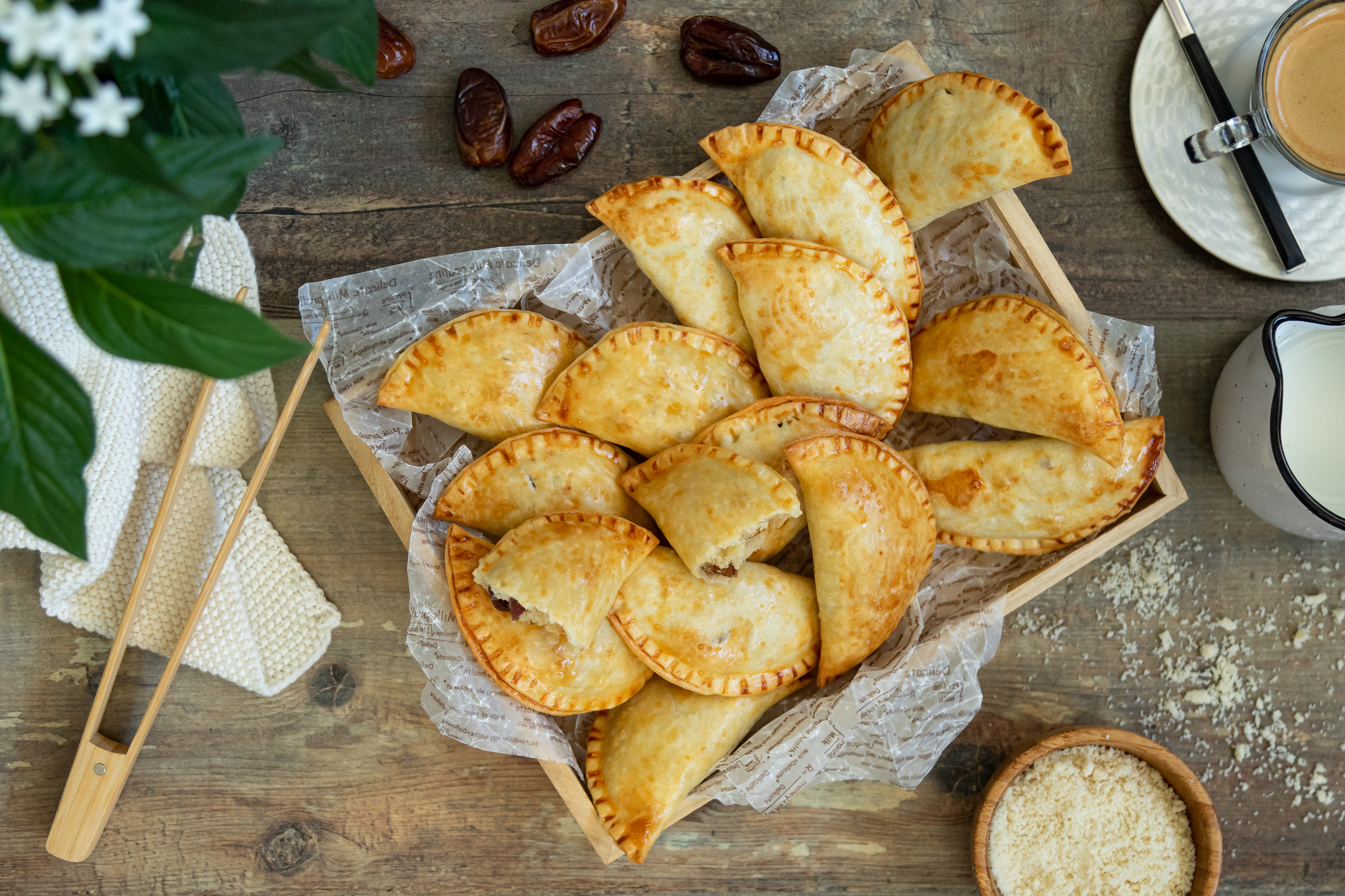 Empanadillas con mascarpone, dátiles y almendra