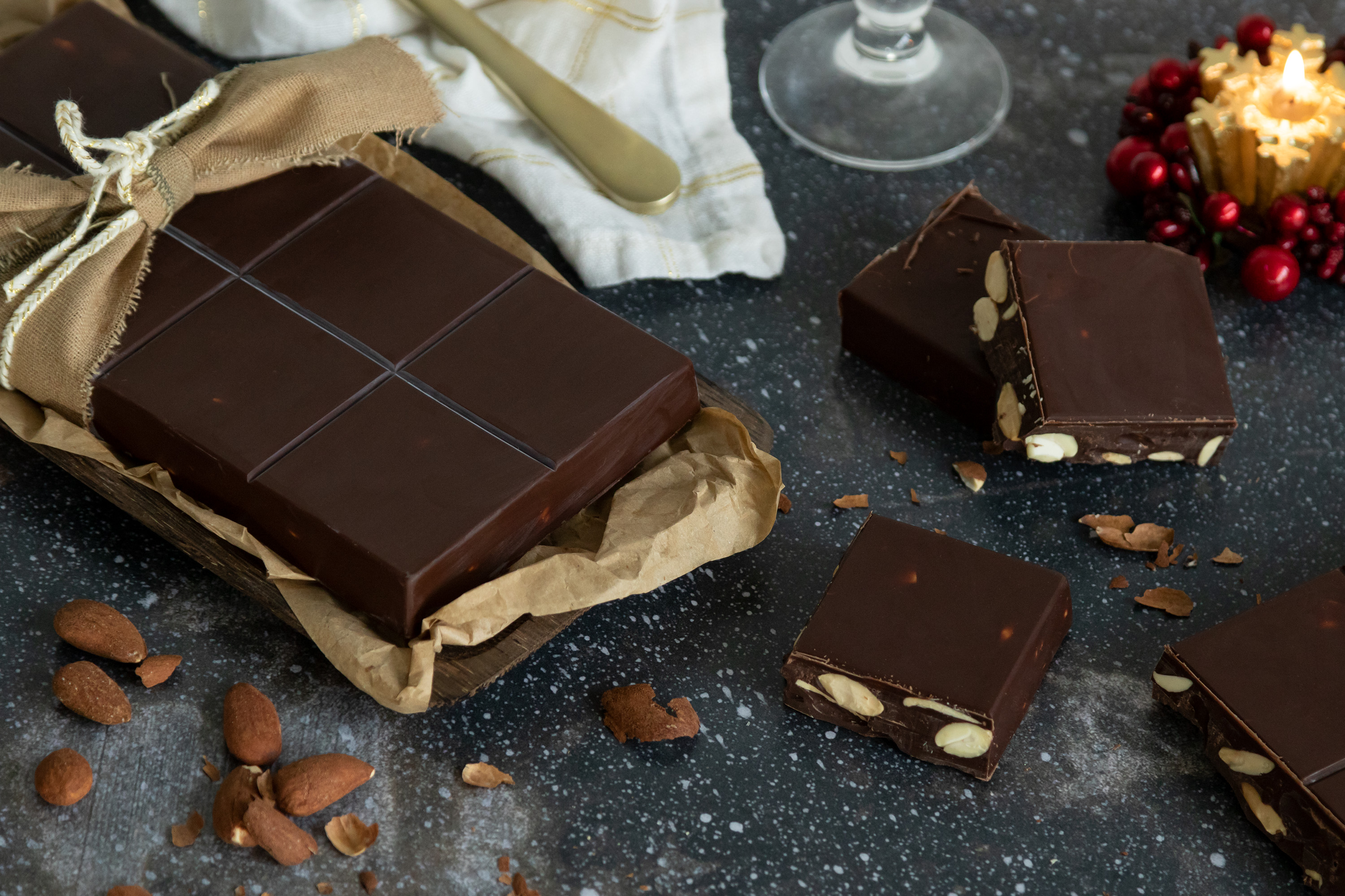 Turrón de chocolate con almendras