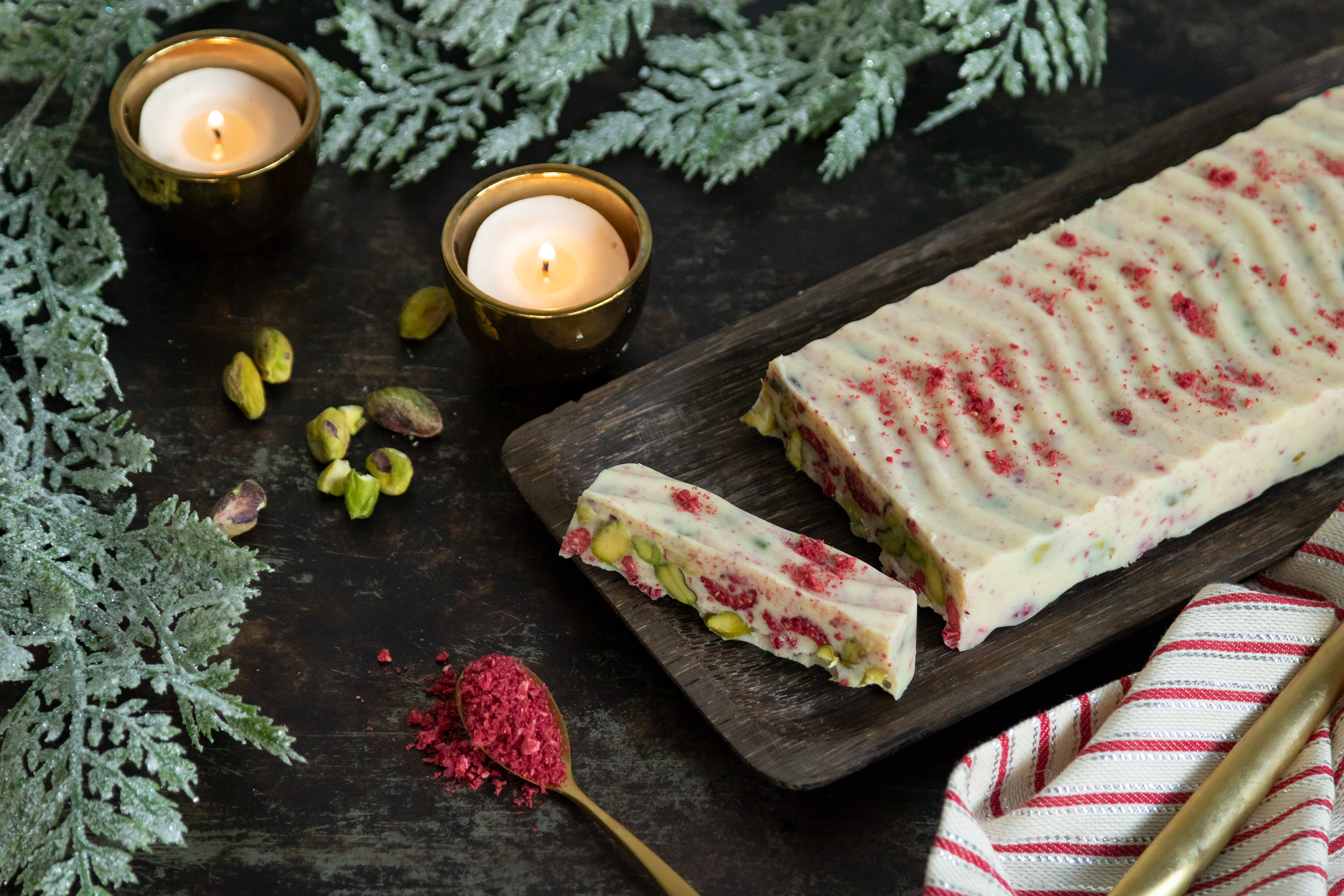 Turrón de chocolate blanco y pistachos con frambuesas