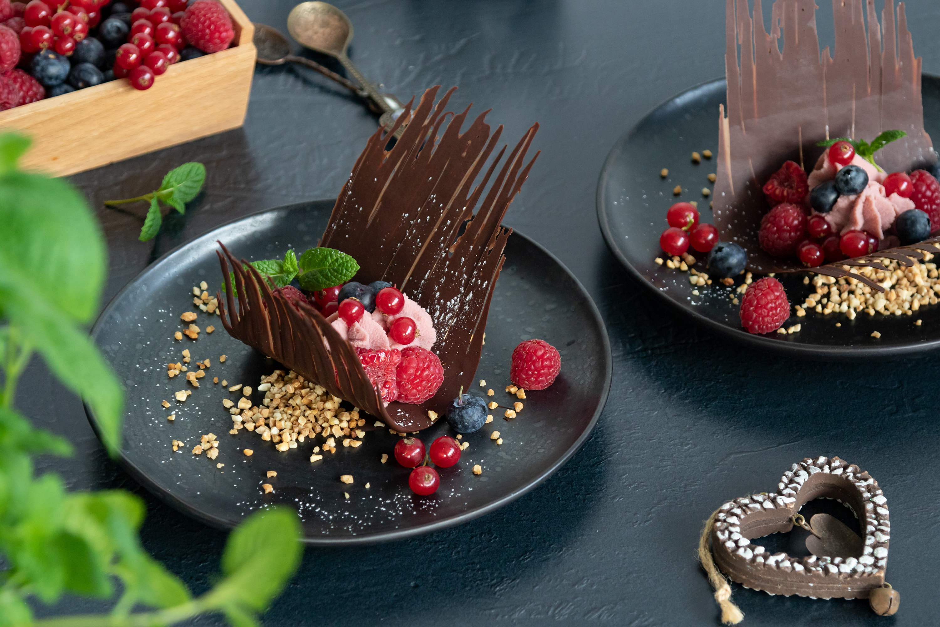 Postre de chocolate negro y blanco con frutos rojos para San Valentín