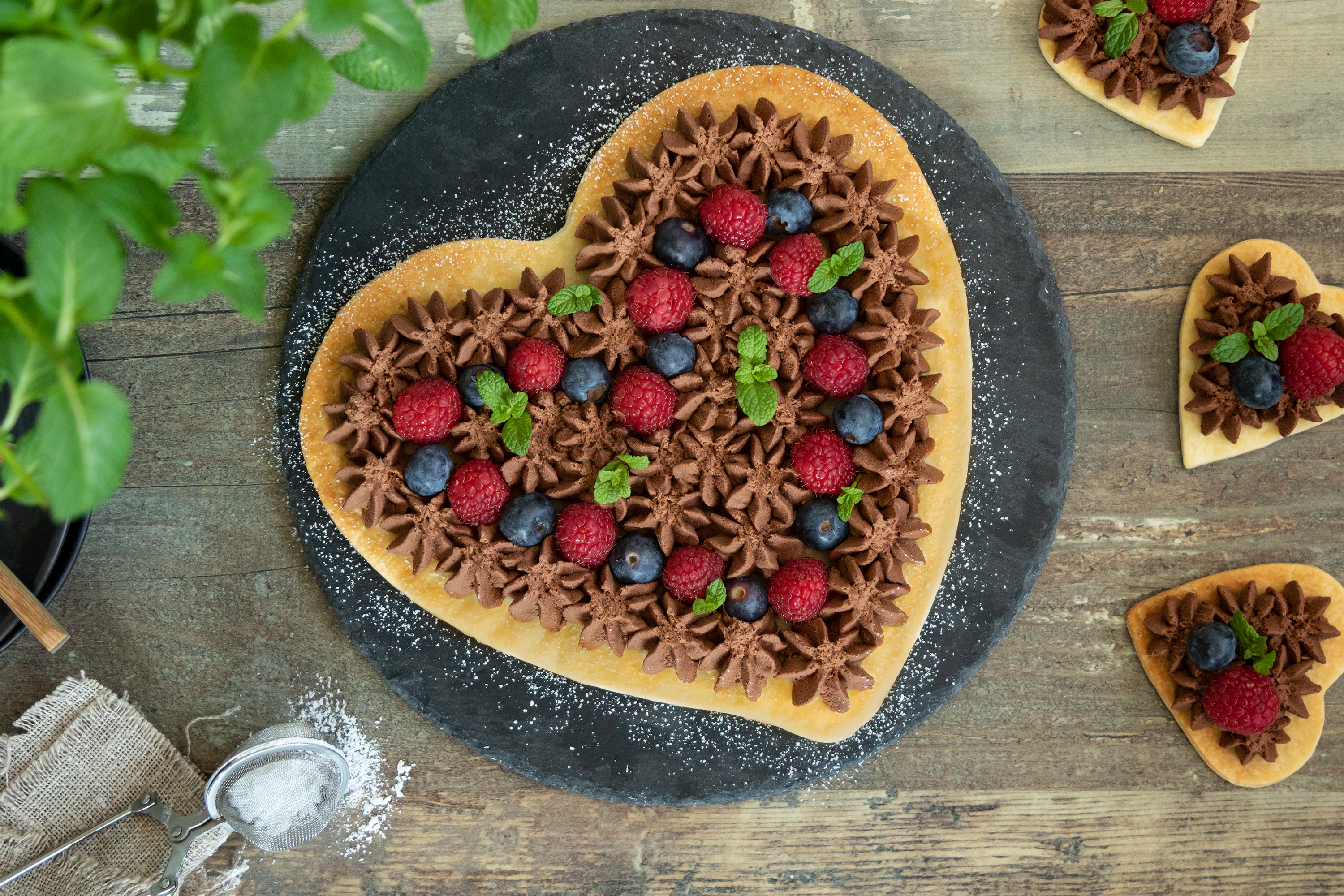 Corazón de hojaldre, trufa y frutos rojos