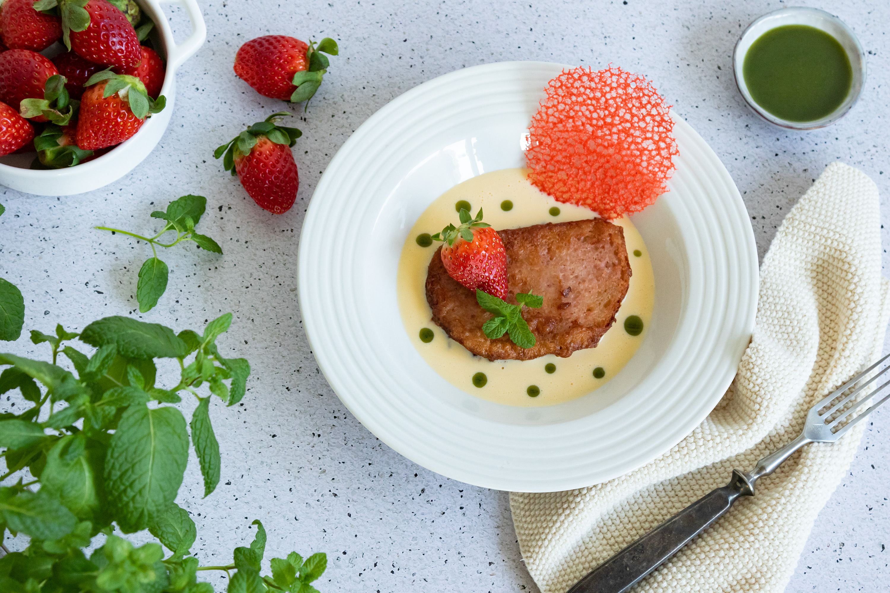 Torrijas de fresa con crema inglesa y aceite de menta
