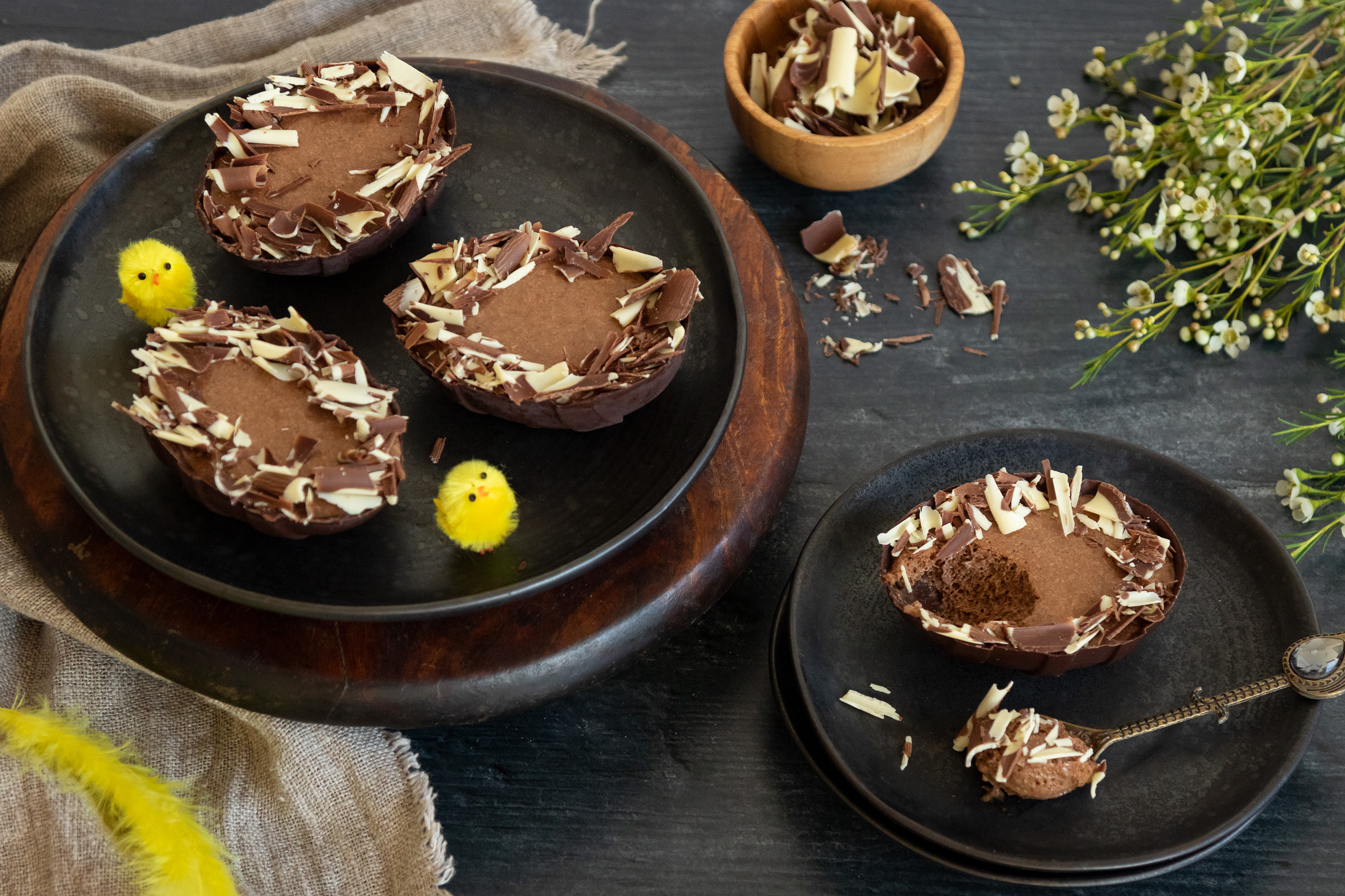 Huevos de pascua rellenos de mousse de chocolate con leche