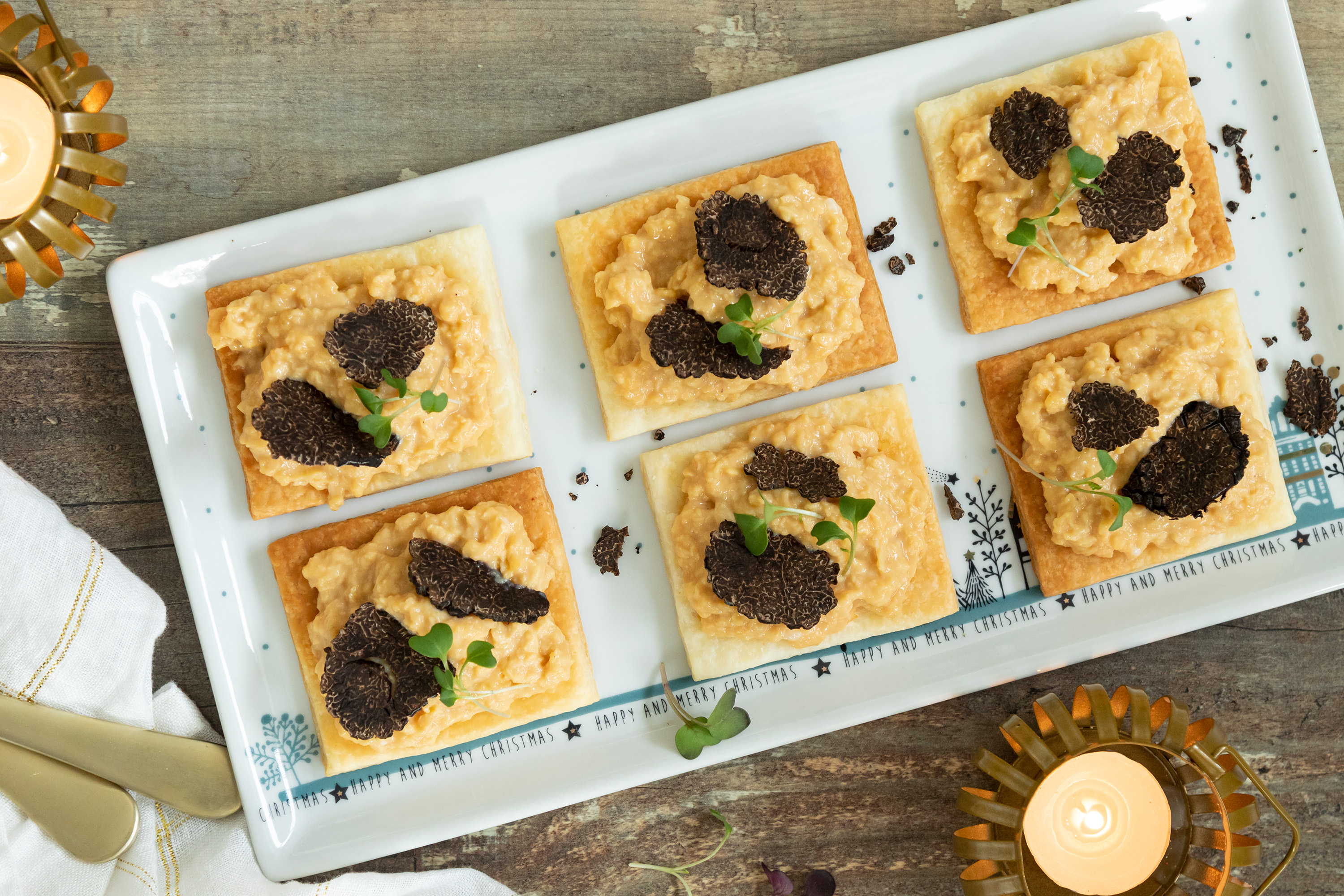 Canapés con huevos revueltos y trufa