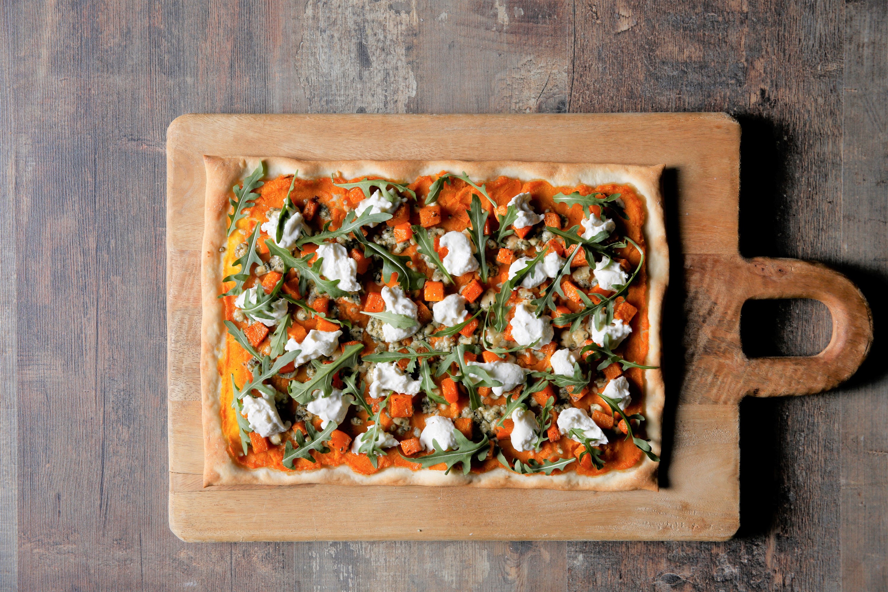 Pizza con calabaza, burrata y queso azul