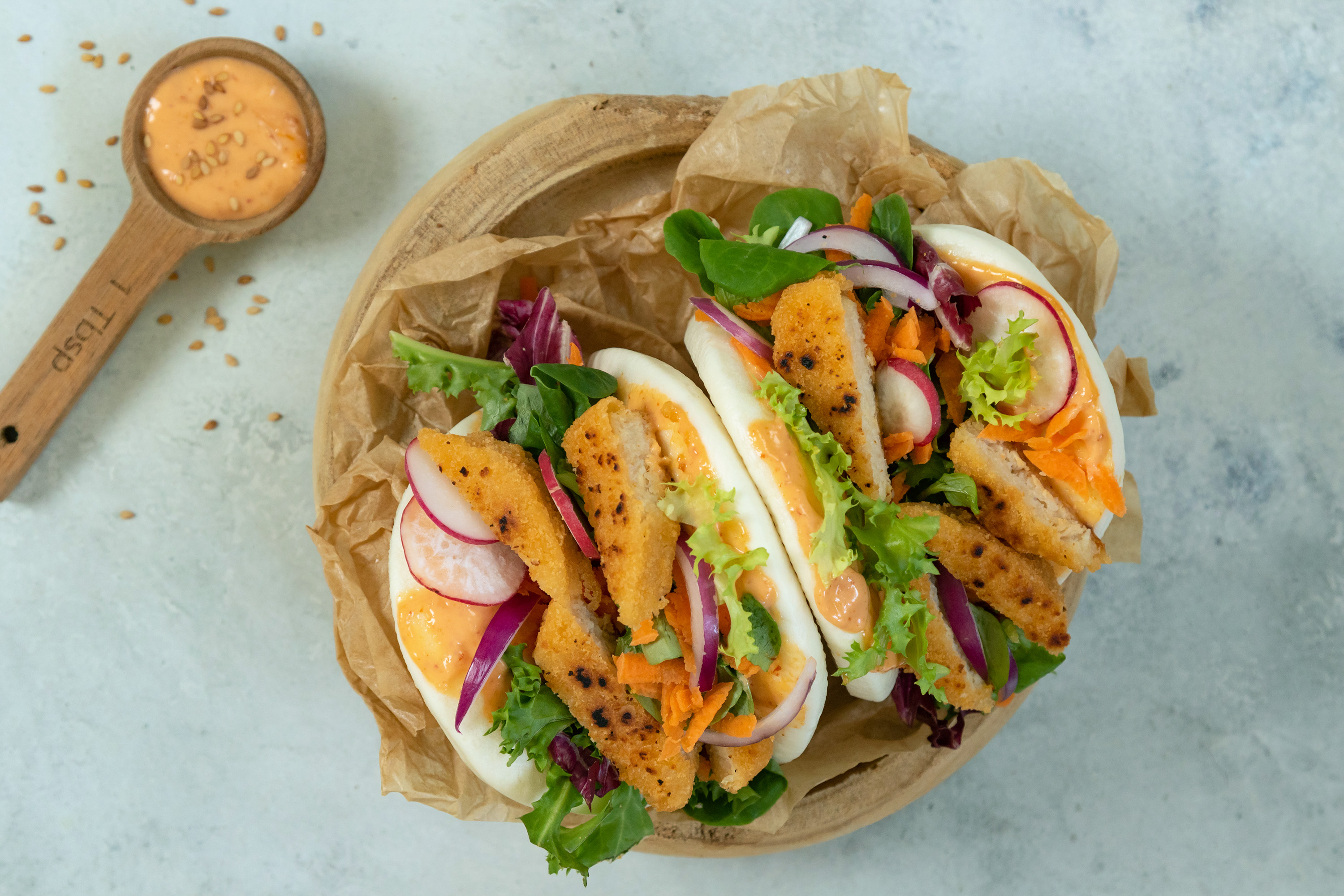 Pan bao con nuggets veganos, verduras y mayonesa de sriracha