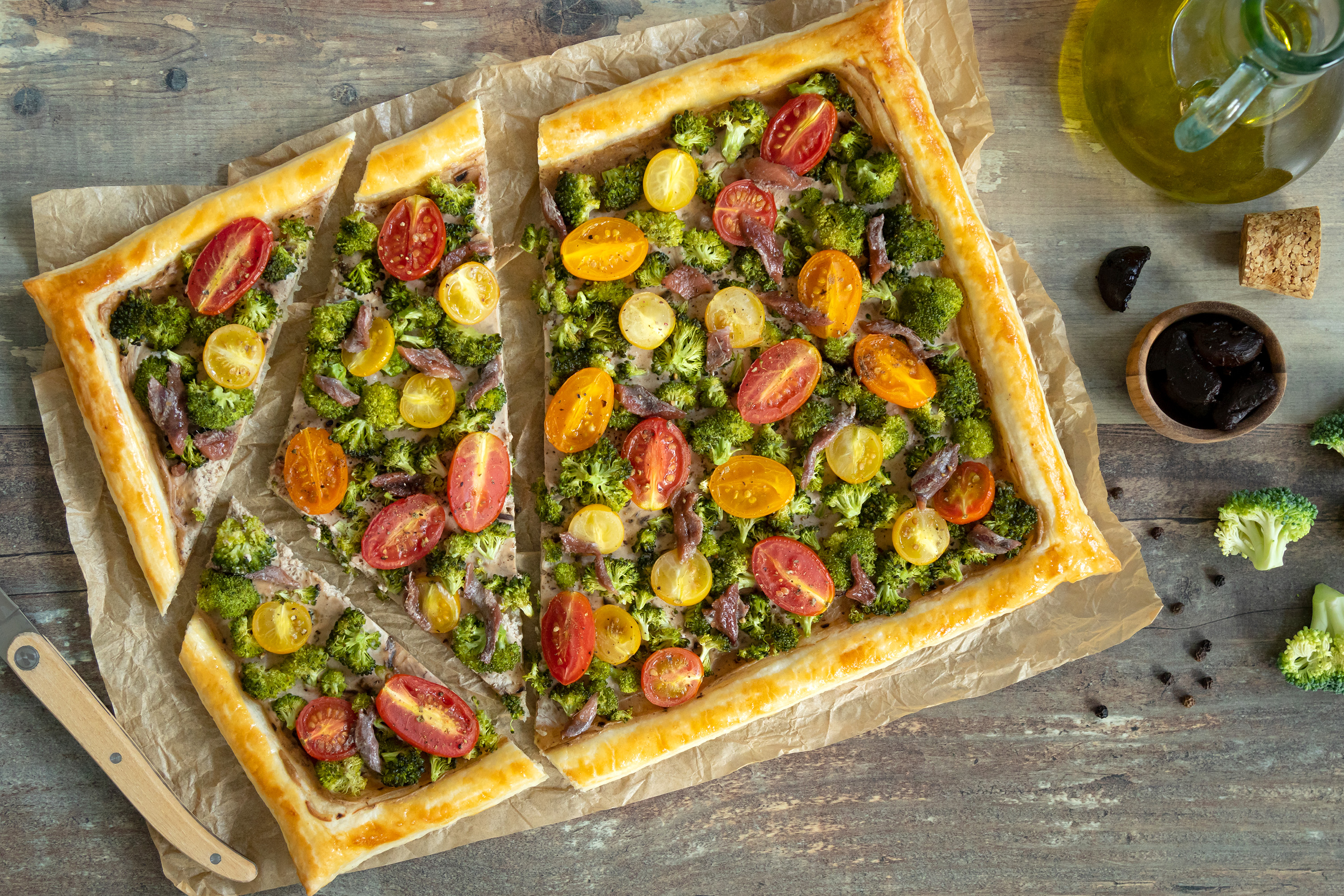 Tarta de hojaldre con brócoli, cherrys, anchoas y ajo negro