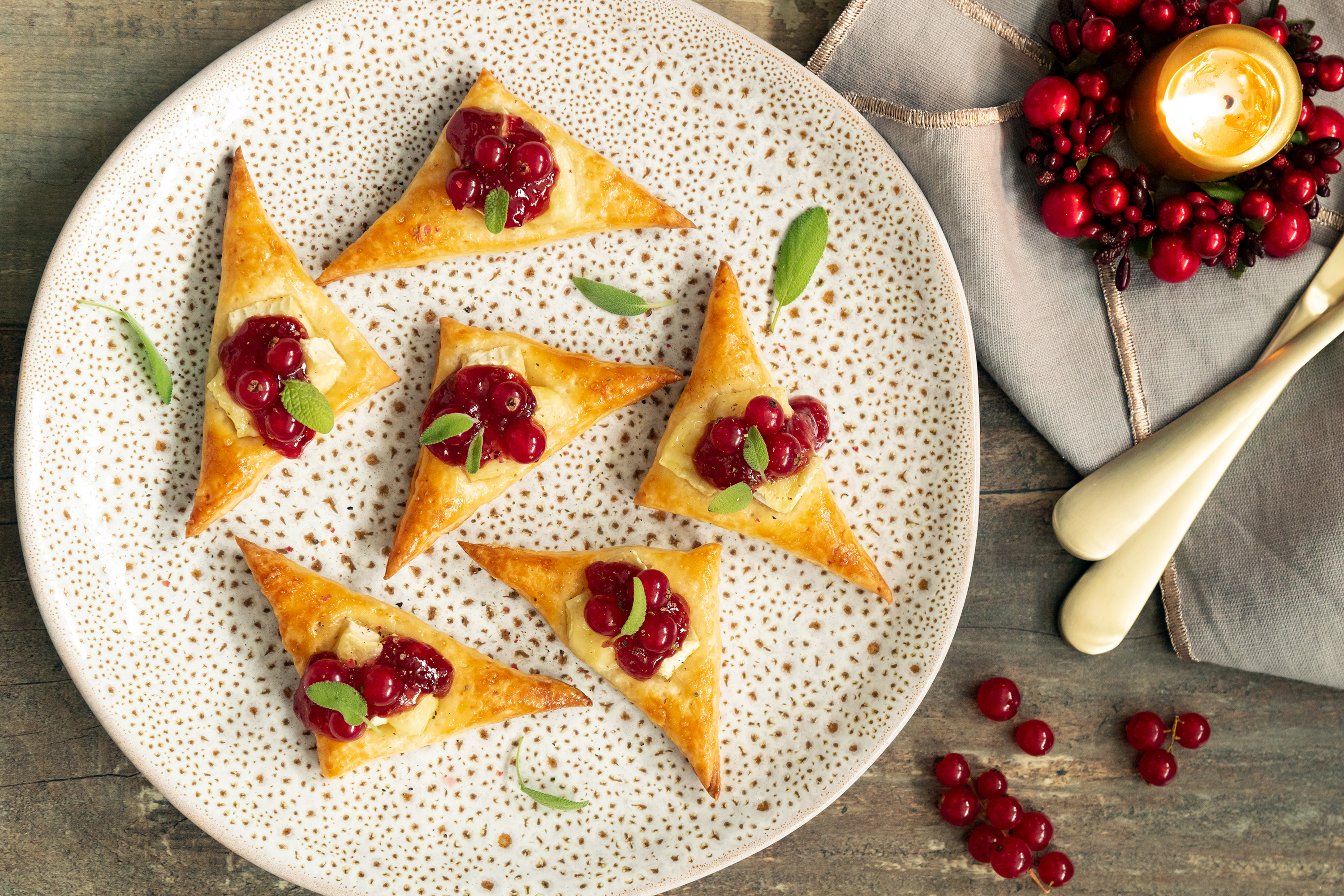 Canapés con queso brie y frutos rojos