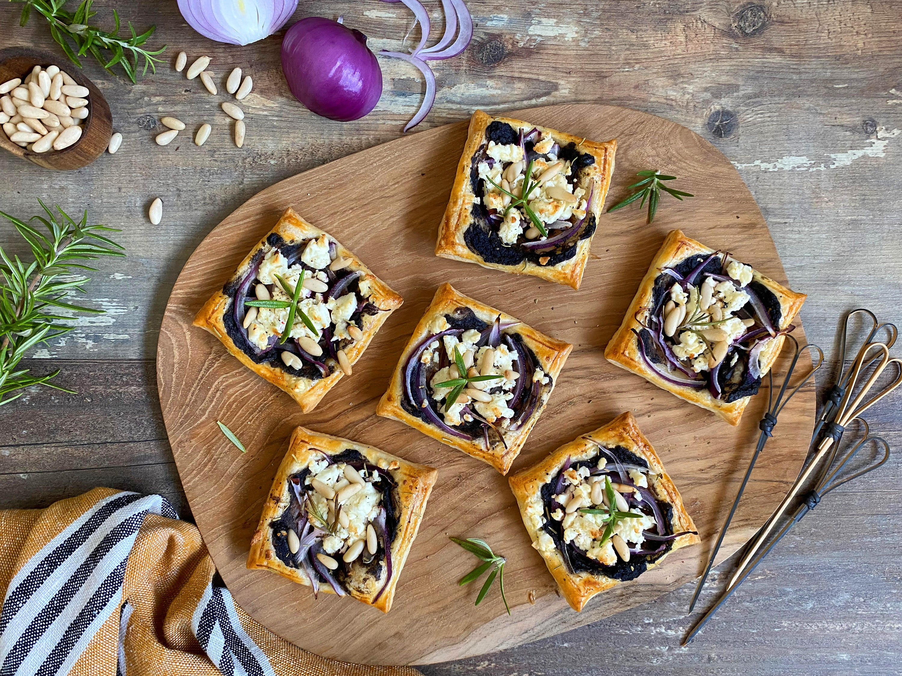 Canapés con tapenade, cebolla morada y feta