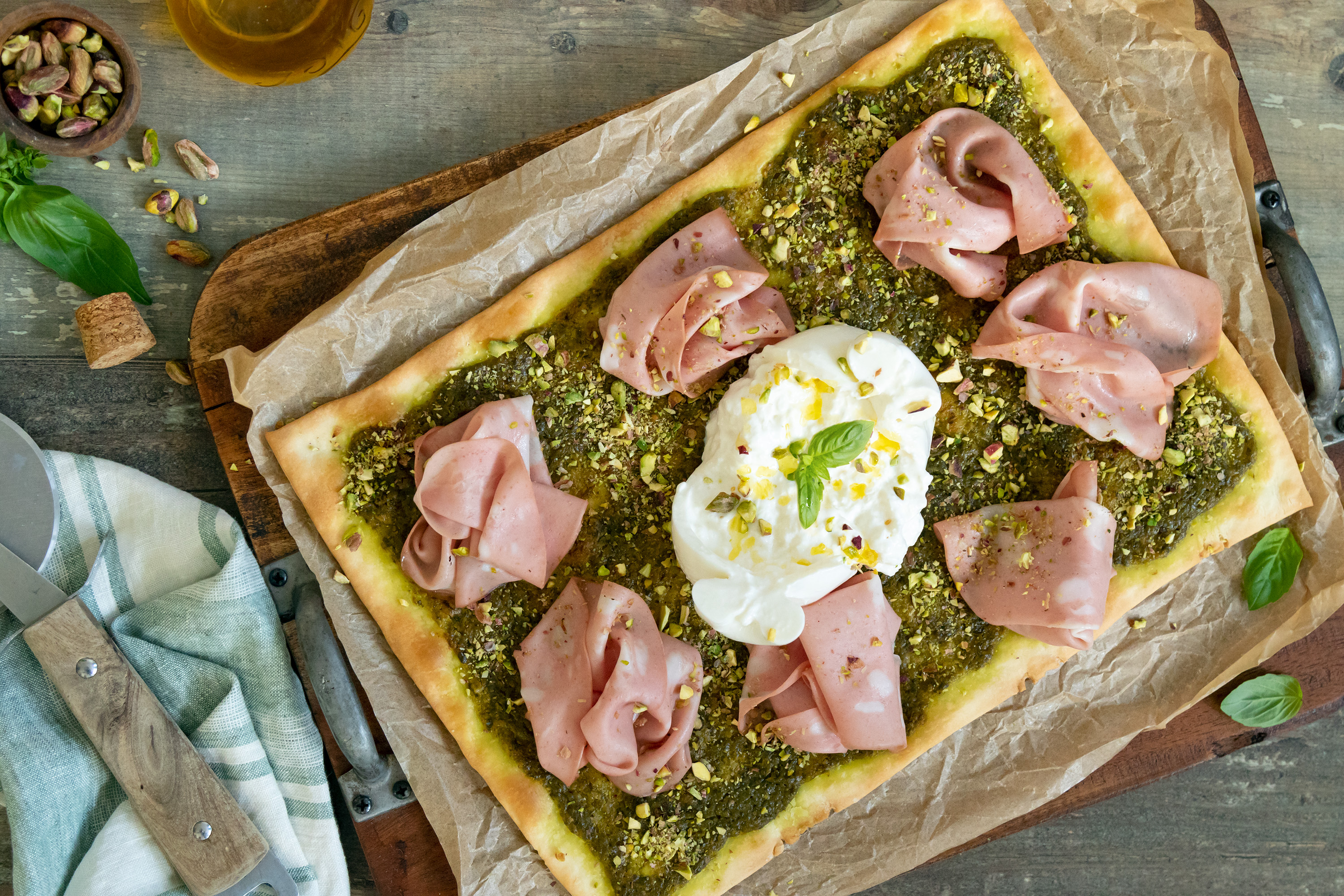 Pizza de burrata y pesto con Mortadella Bologna