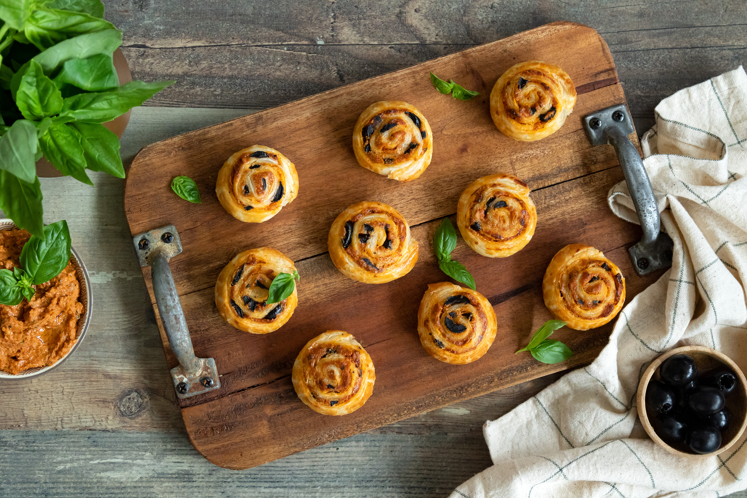 Canapés de pesto rosso con aceitunas negras